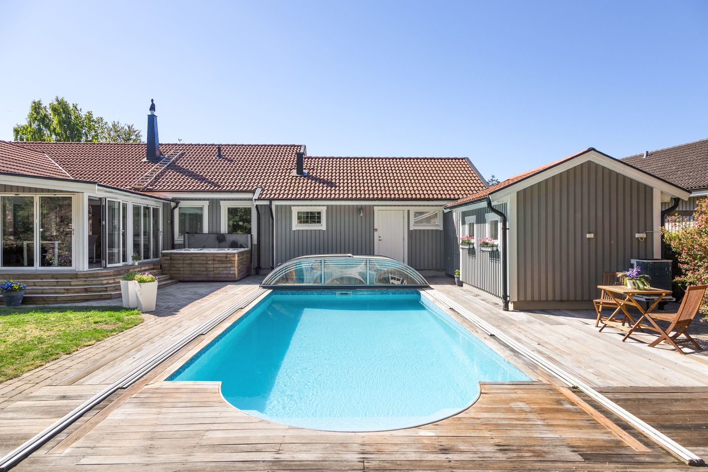 Poolområde med spabad