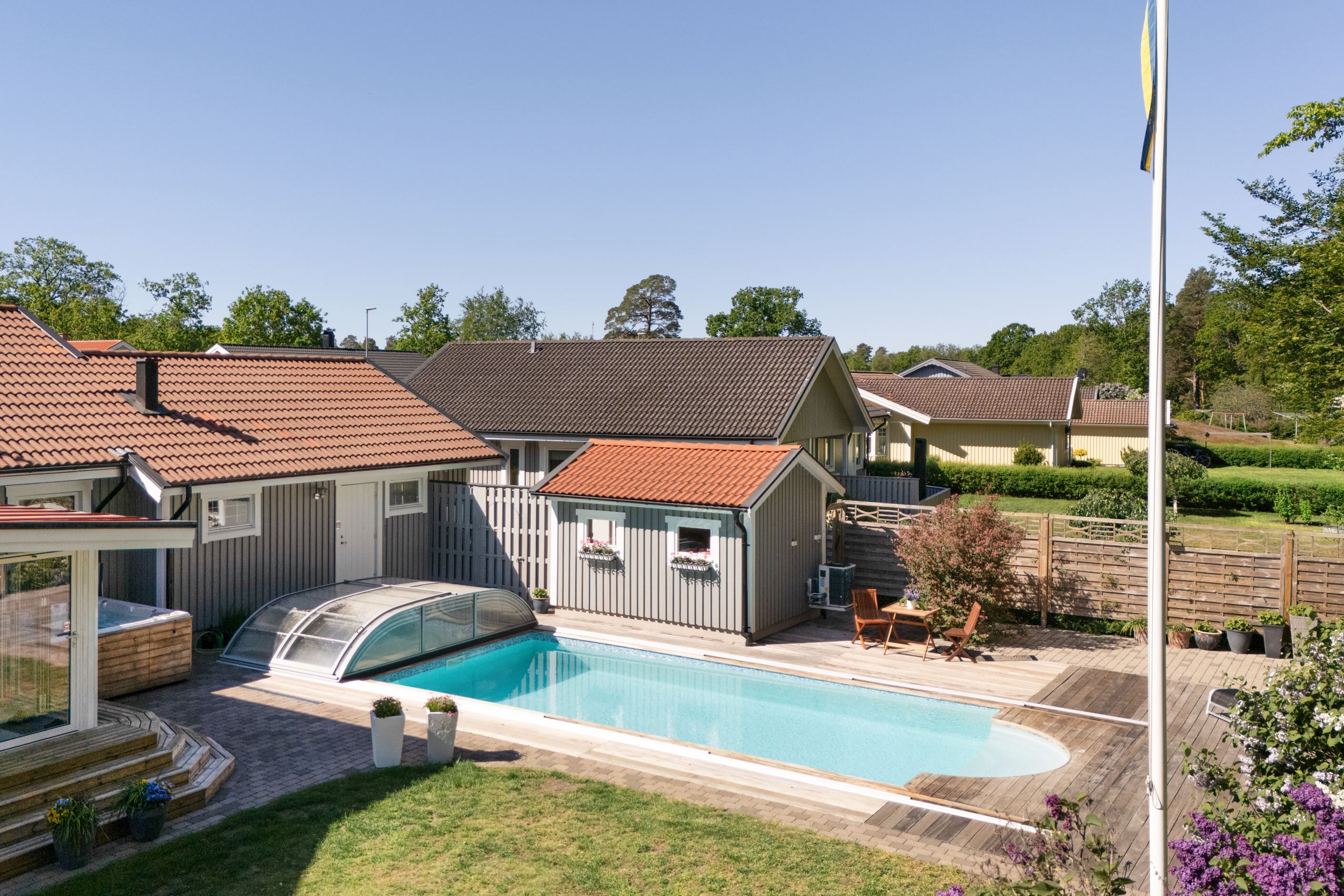 Poolområde med spabad