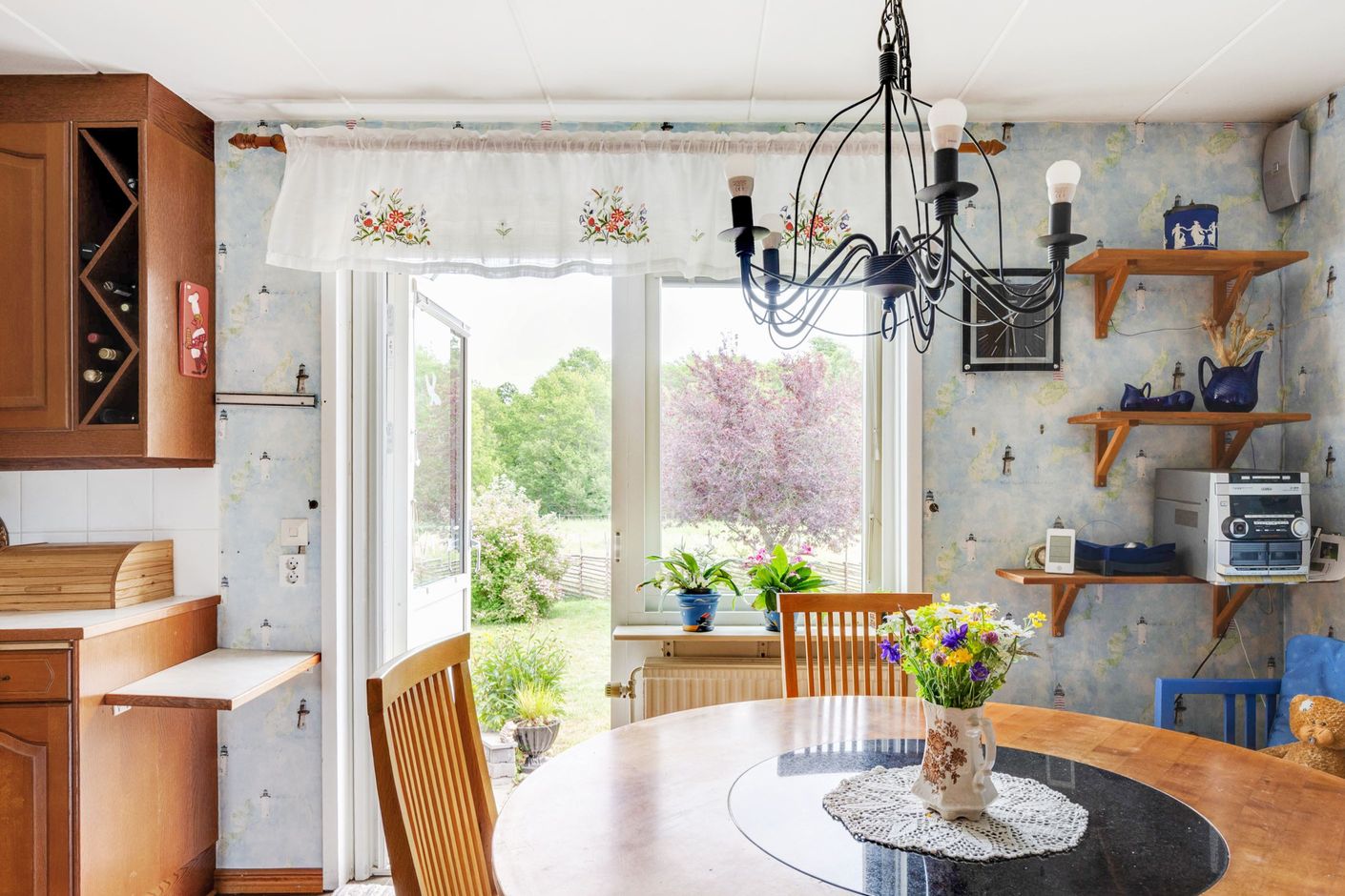 Matplats med utgång till baksida