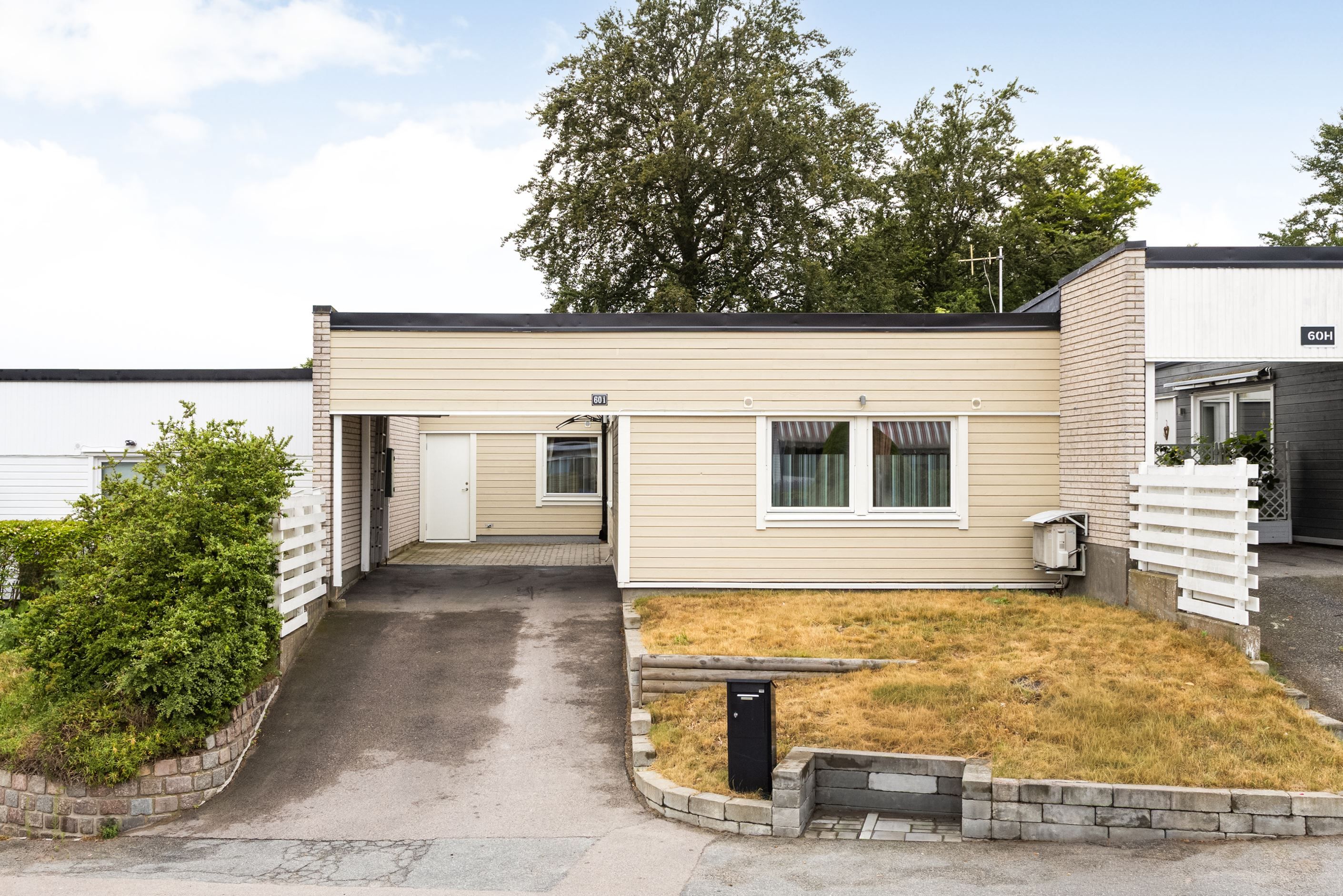 Carport samt förråd