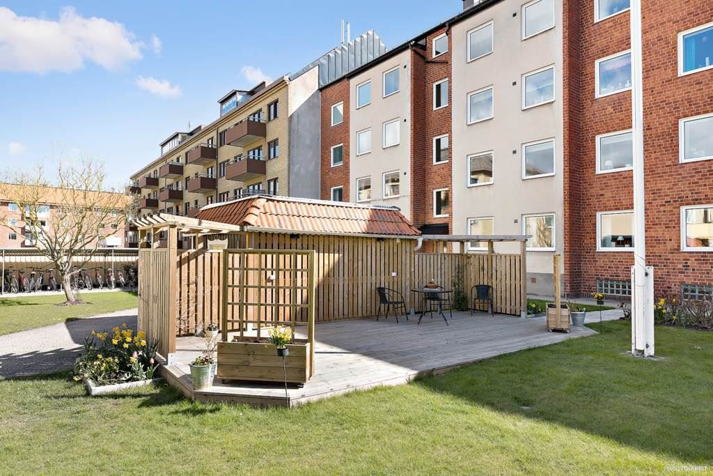 Välskött innergård med gemensamma möbler
