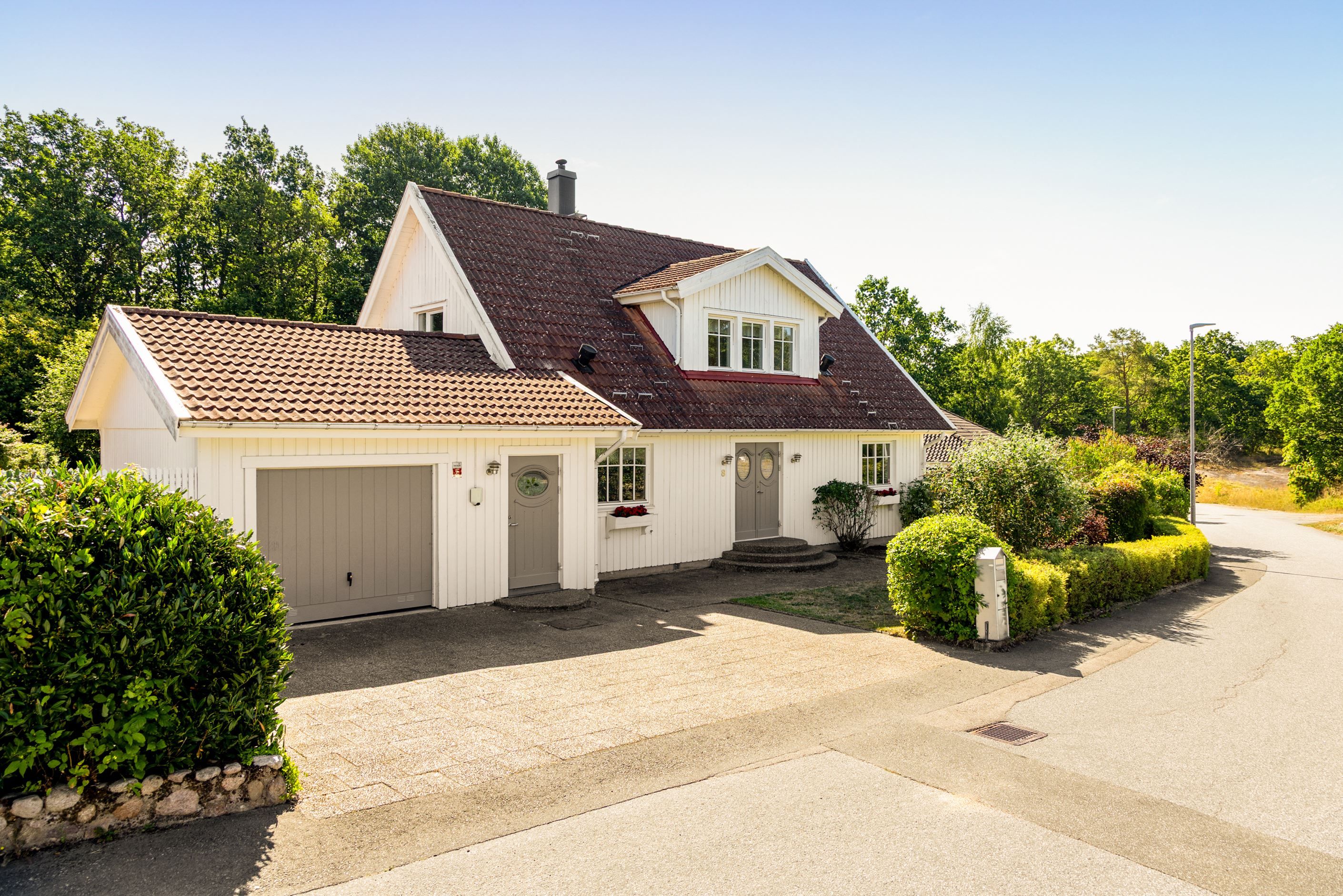 Fasad med garage