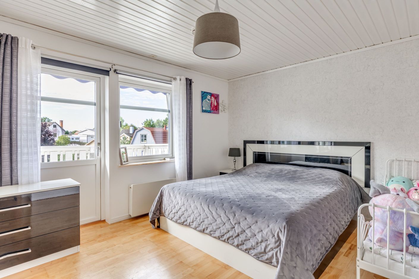 Sovrum 1 med utgång till altandäck
