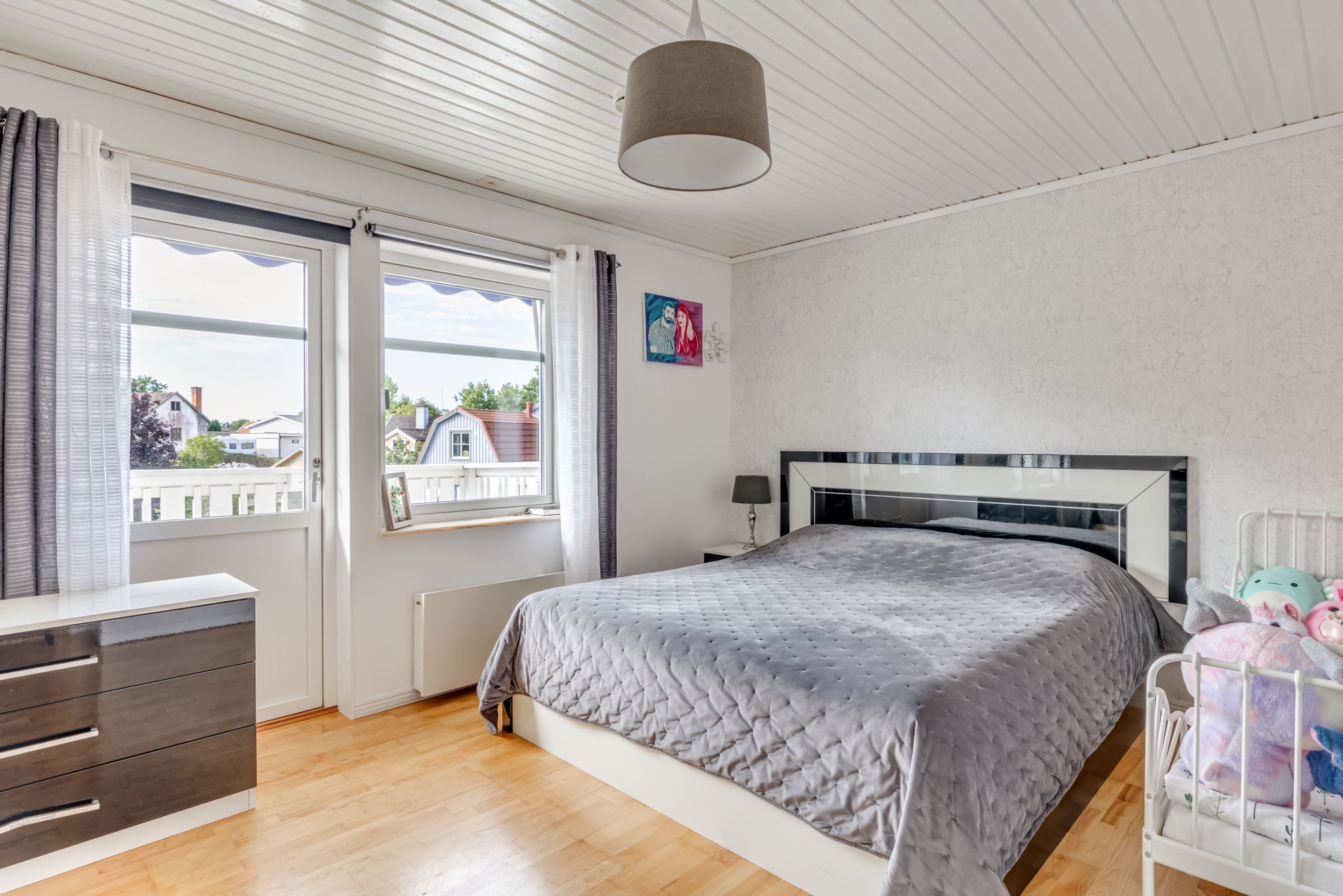Sovrum 1 med utgång till altandäck