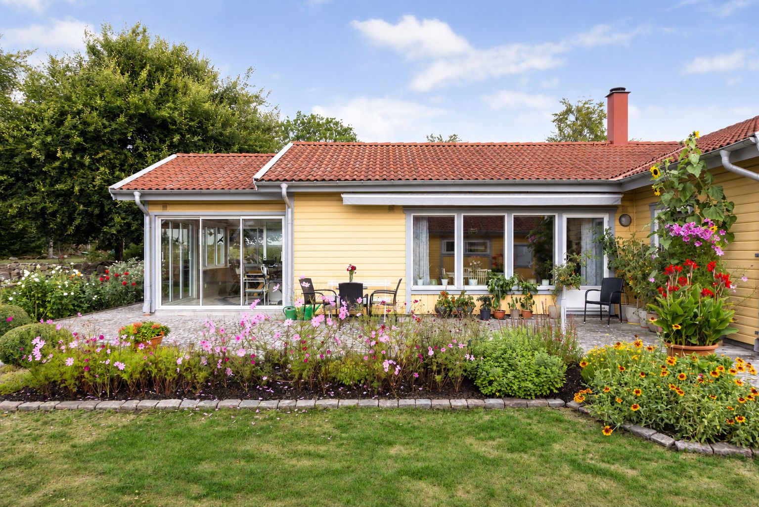 En vacker blomrabatt pryder baksidan och bidrar till ett insynsskyddat och privat läge!