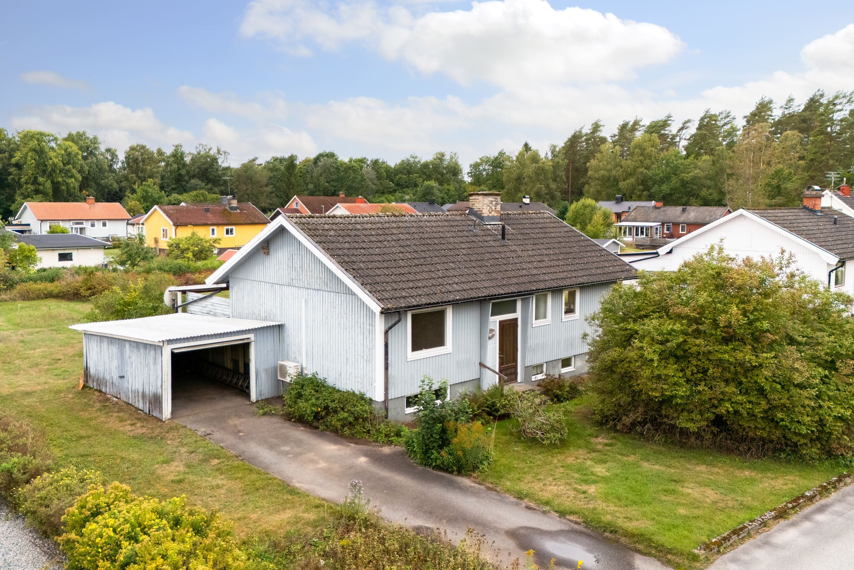 Fasad med garage
