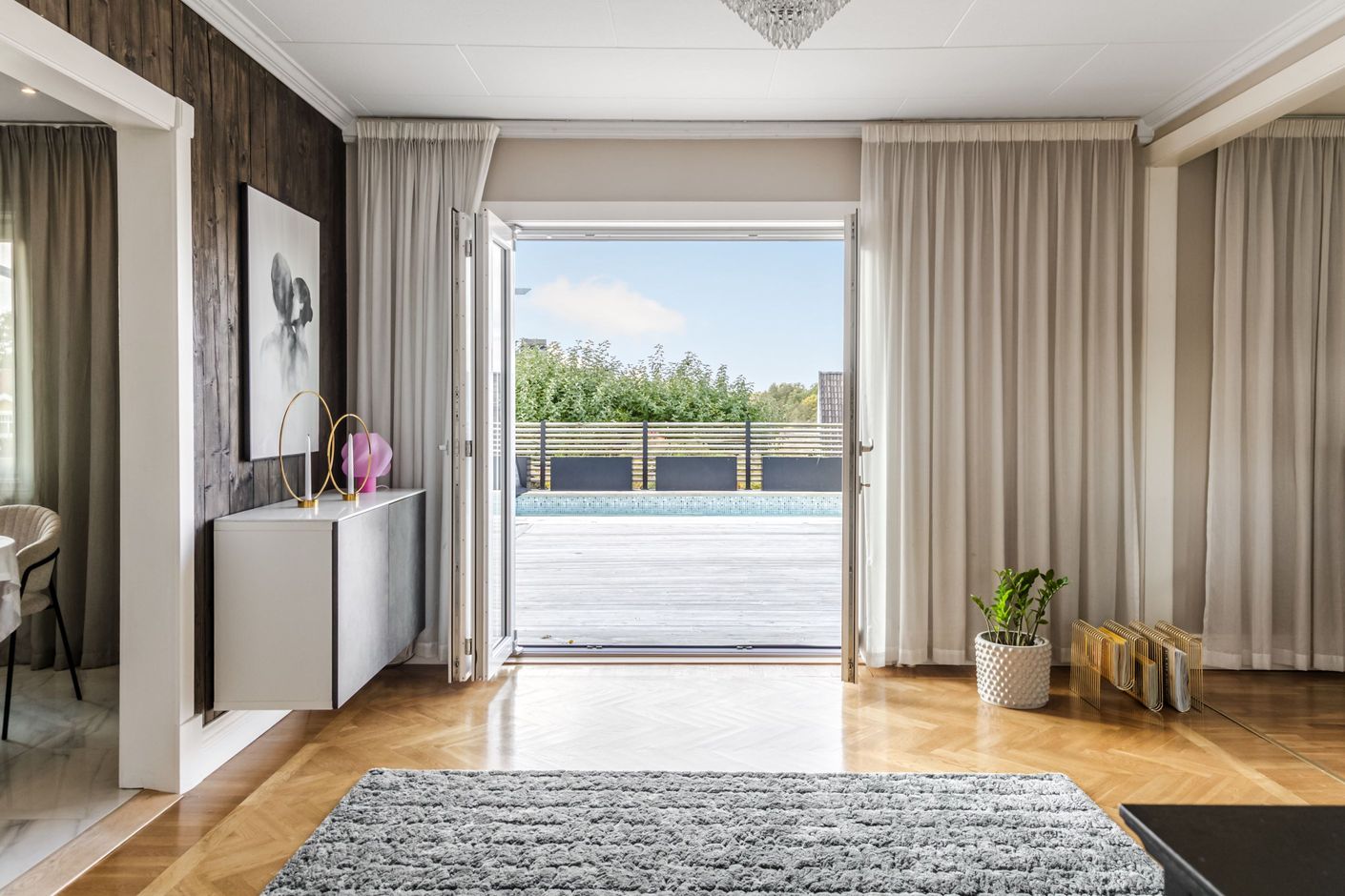 Från allrummet brevid köket kan du ta dig ut till terrassen