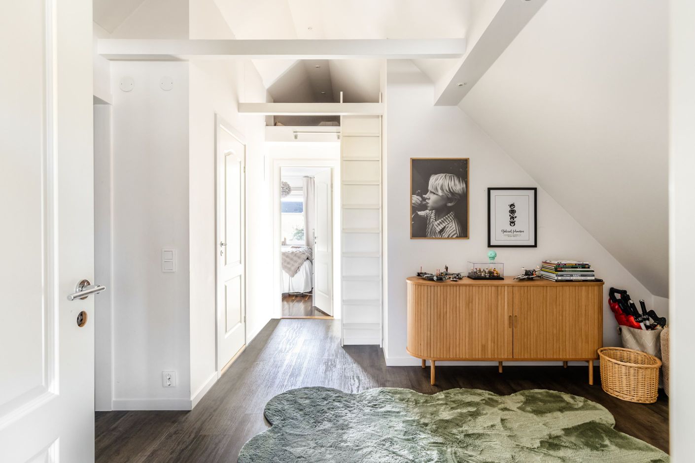 På ovanvåningen finns det ett allrum samt ett loft för extra sovplats eller umgänge
