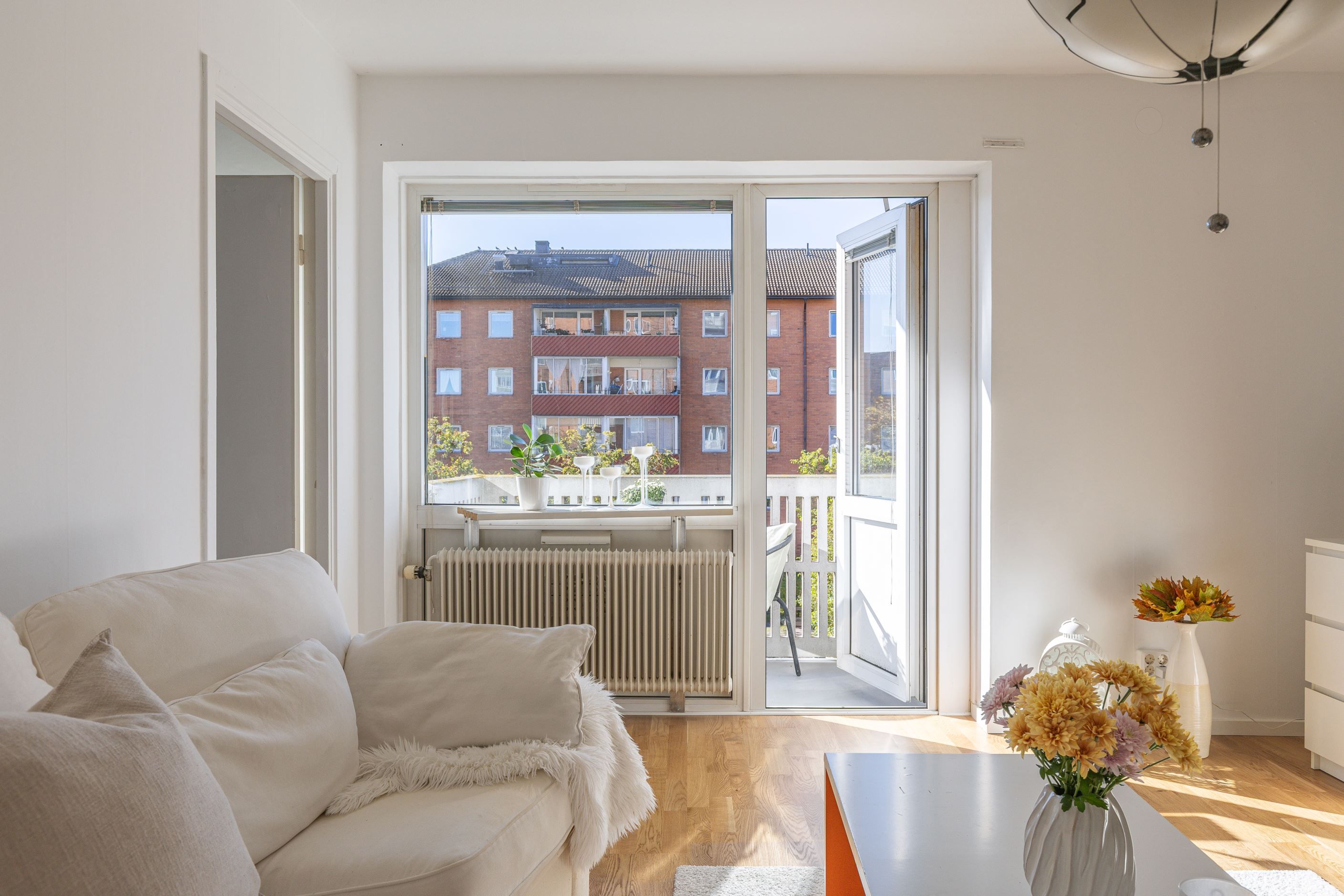 Vardagsrum med utgång till balkong