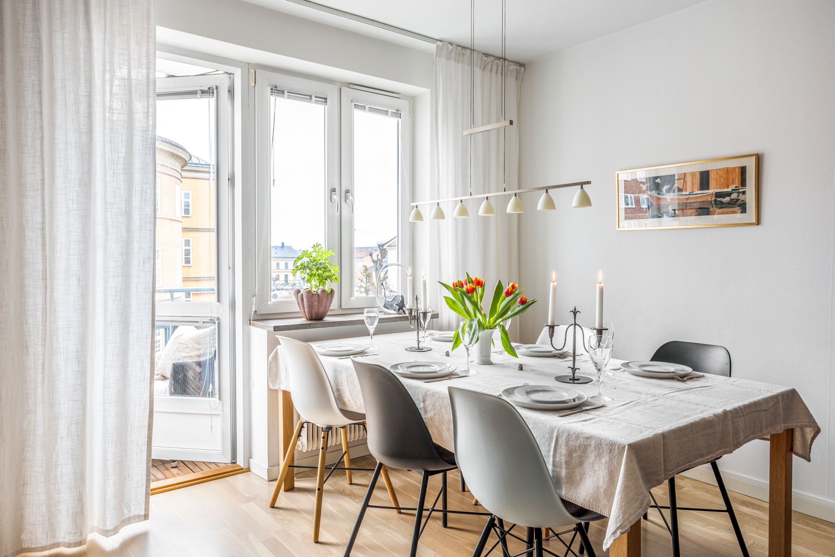 Matplats med utgång till balkong