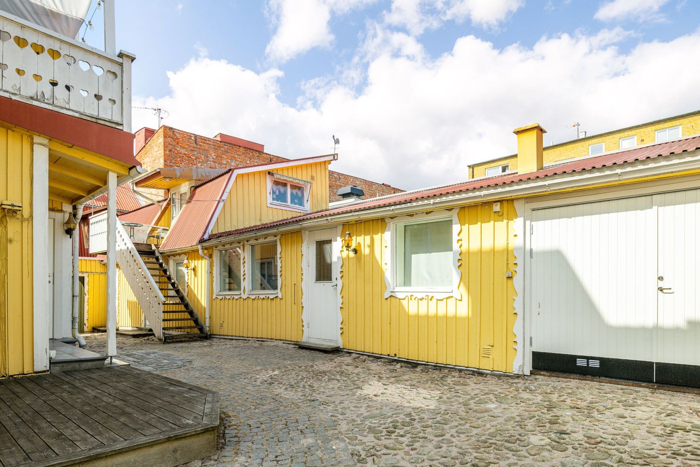 Garage och bostad på innergården