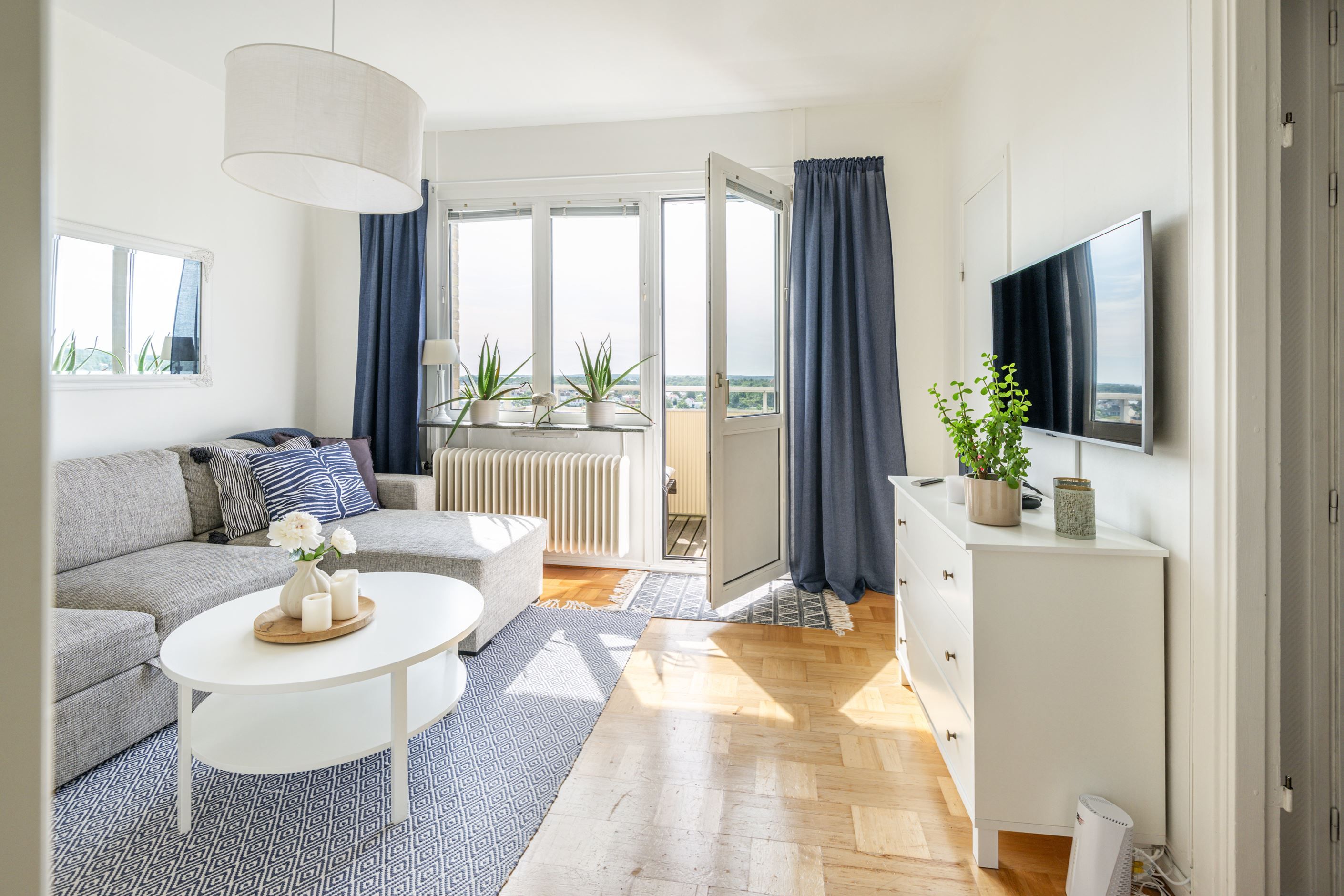Stort vardagsrum med plats för en större soffgrupp