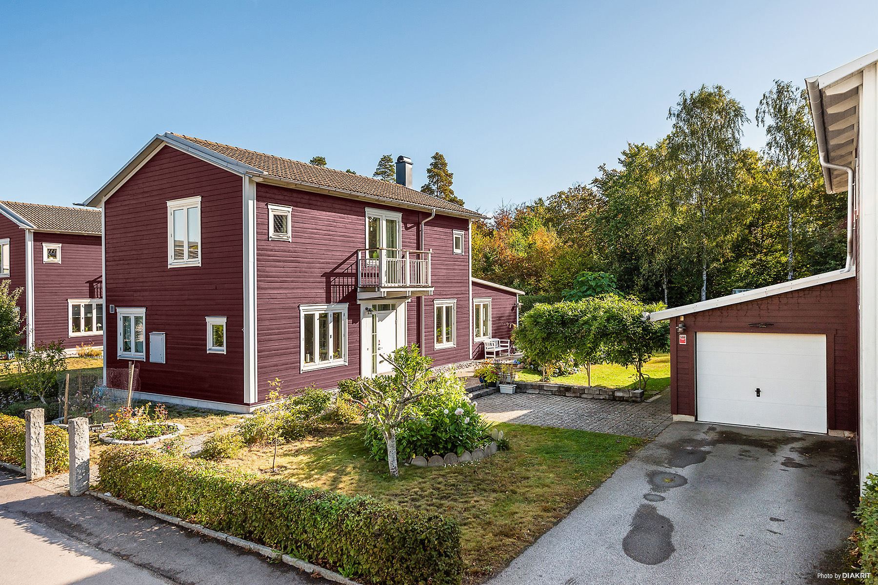Framsida med garage och förrådsdel