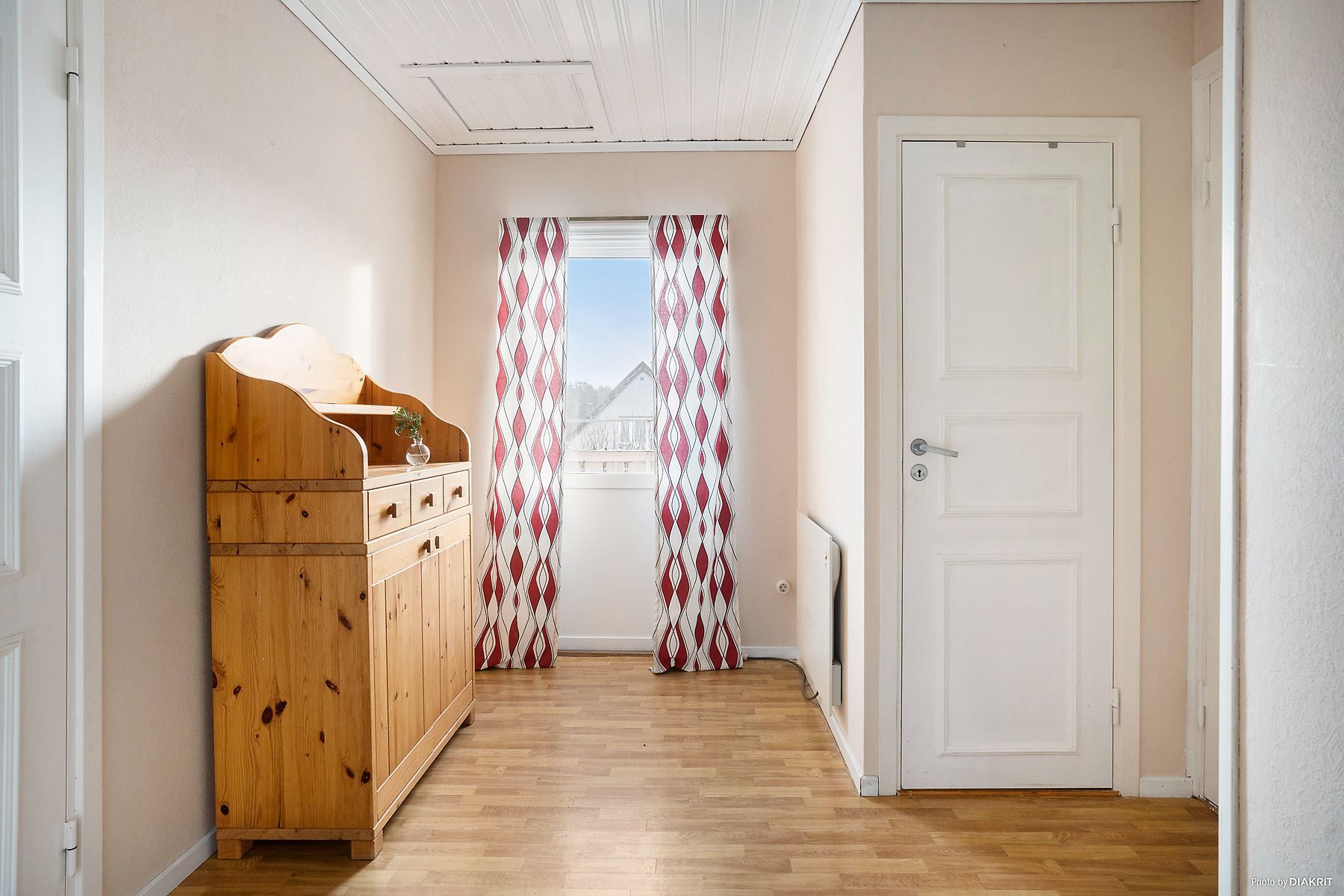 Röda huset, lägenhet 2 (övre plan)