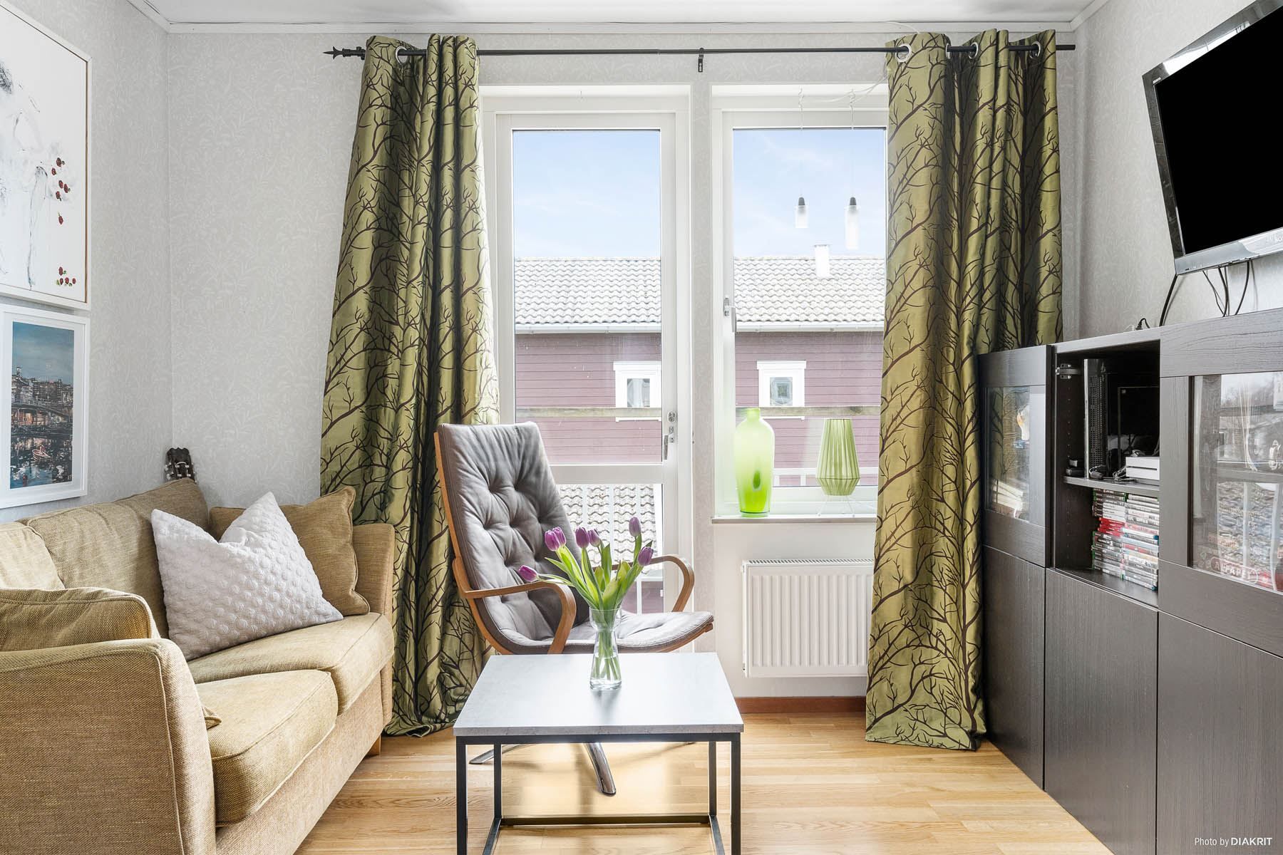 Allrum, övre plan, med utgång till balkong