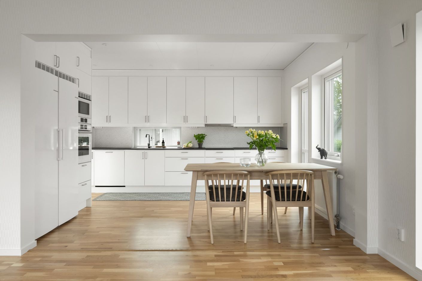 Kök med plats för matbord