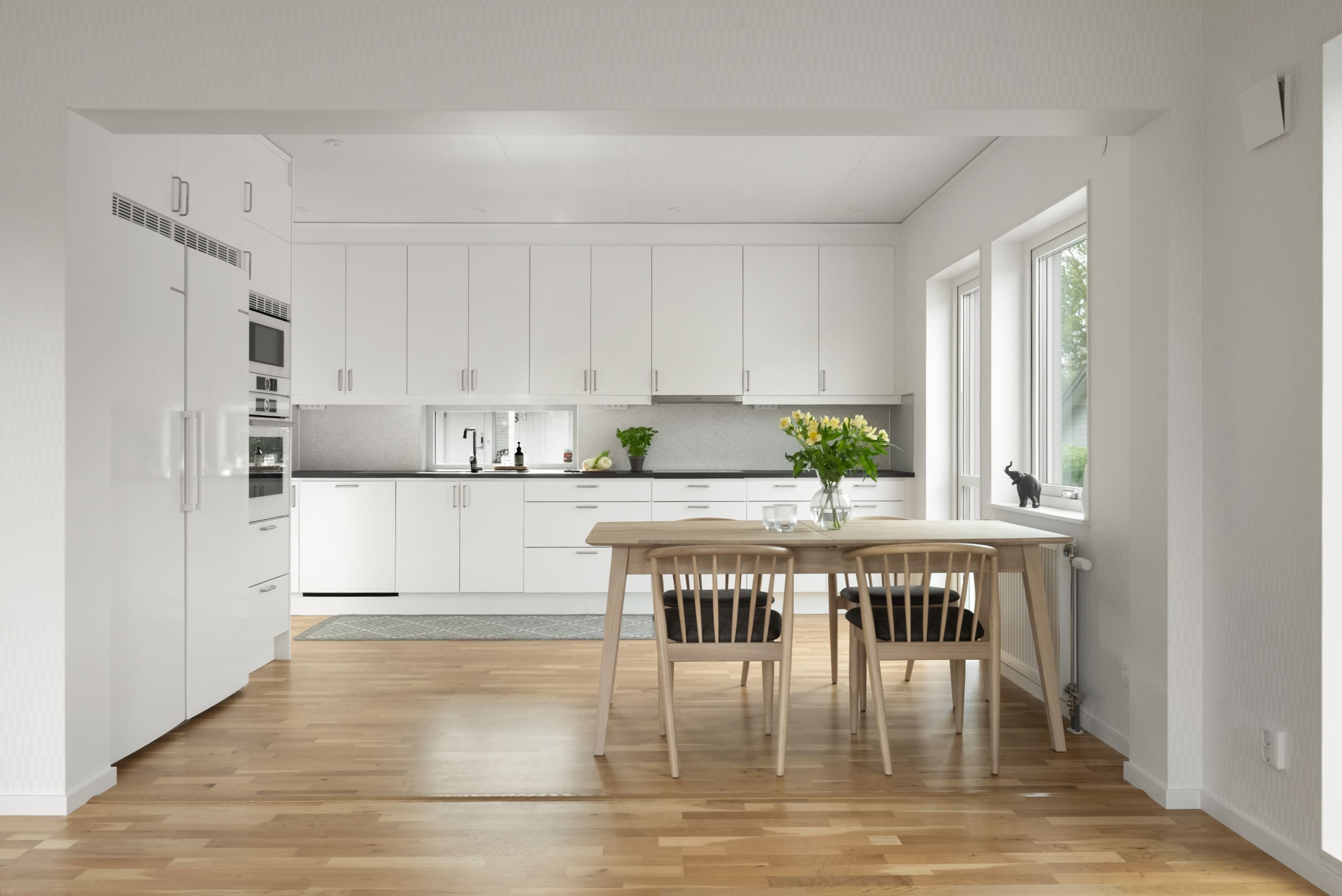 Kök med plats för matbord