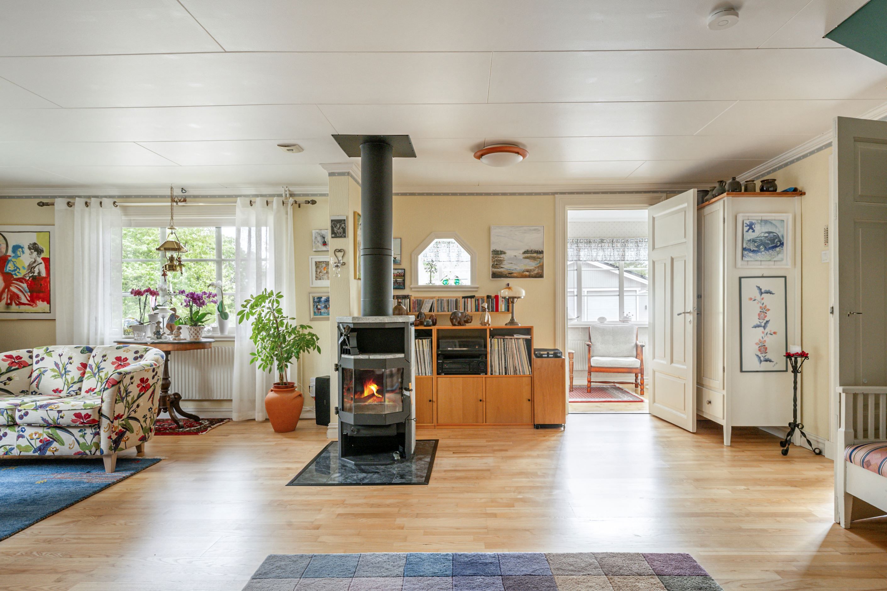 Allrum med braskamin