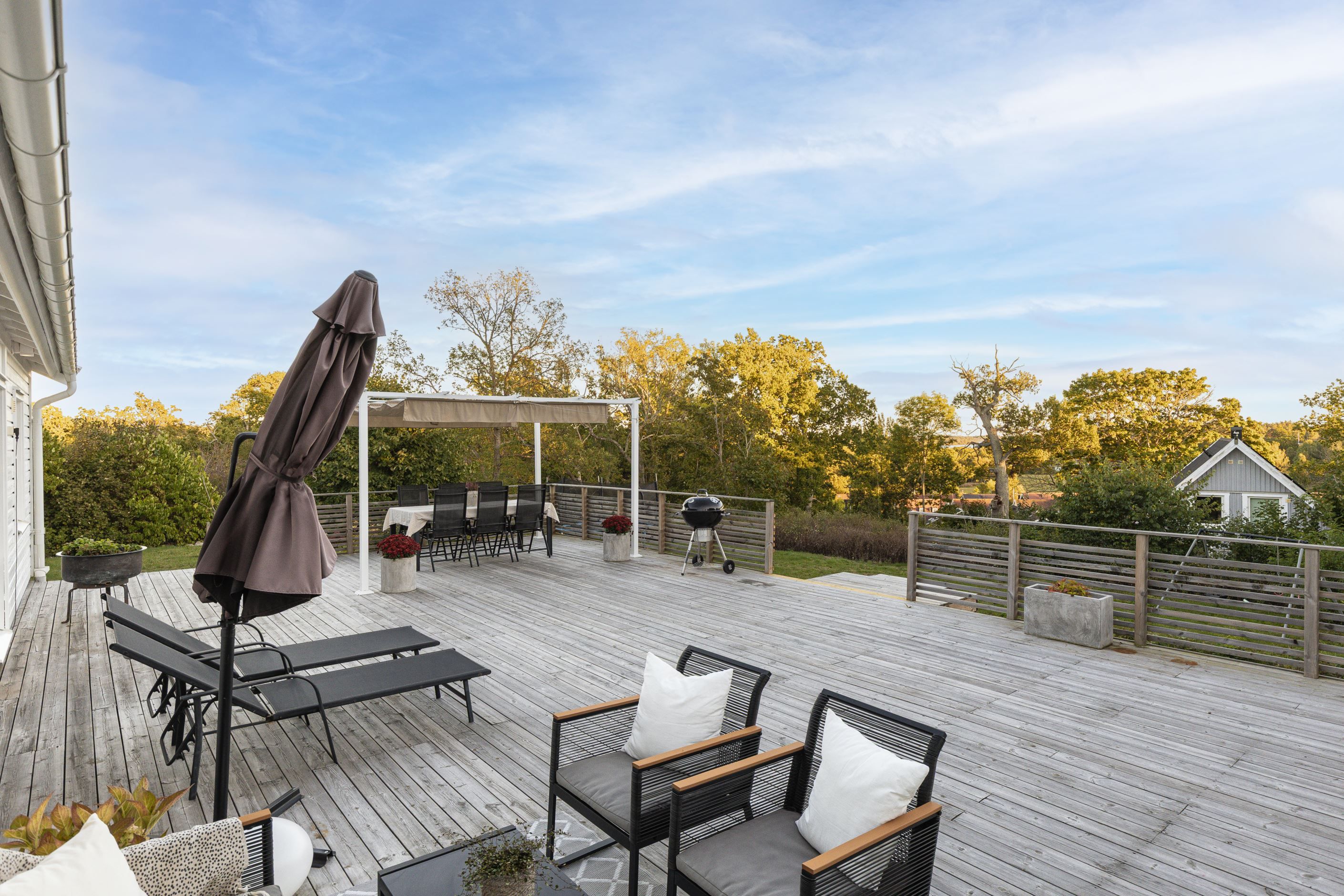 Stort trädäck med vacker utsikt!