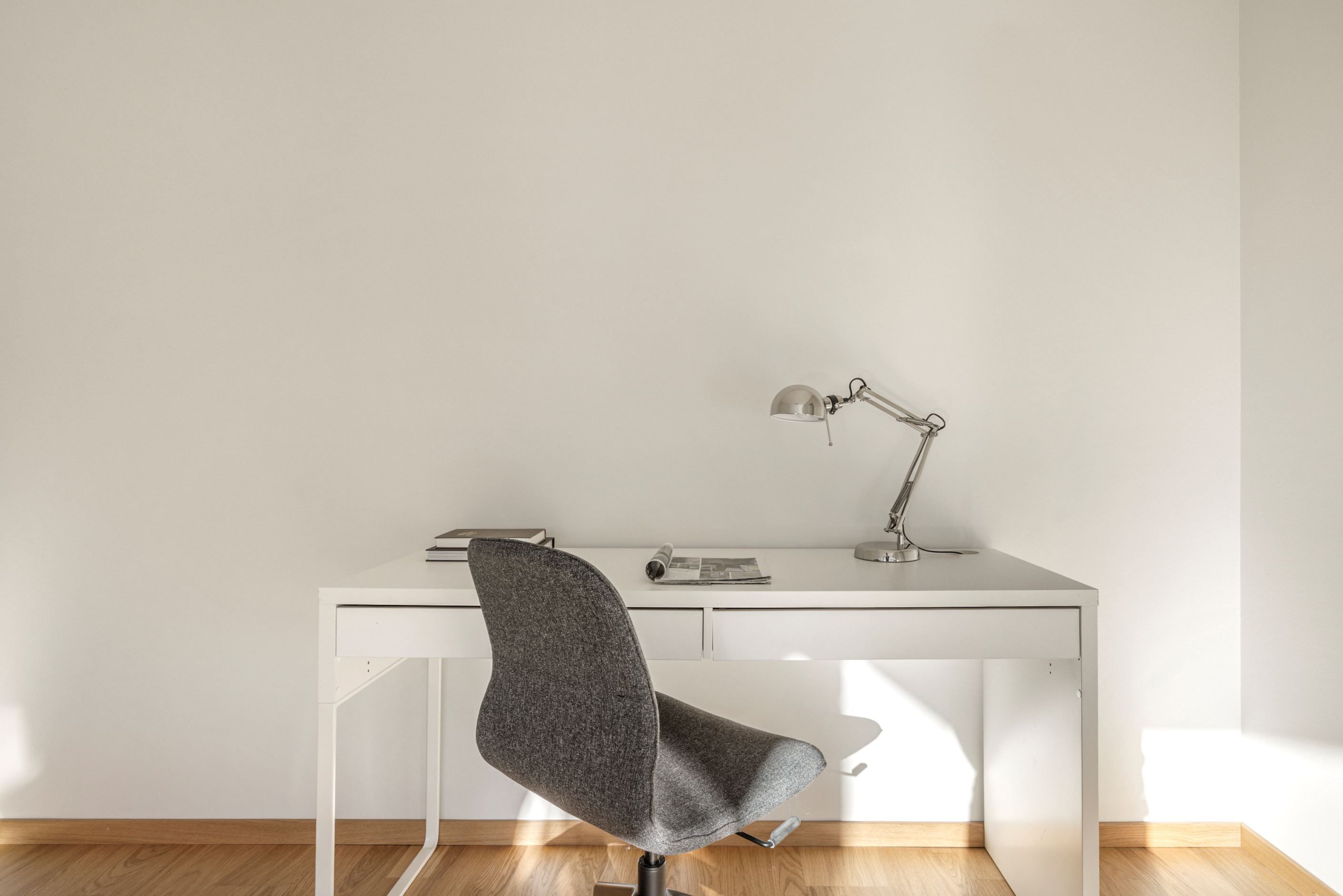 Plats för kontor / matsalsbord i vardagsrum