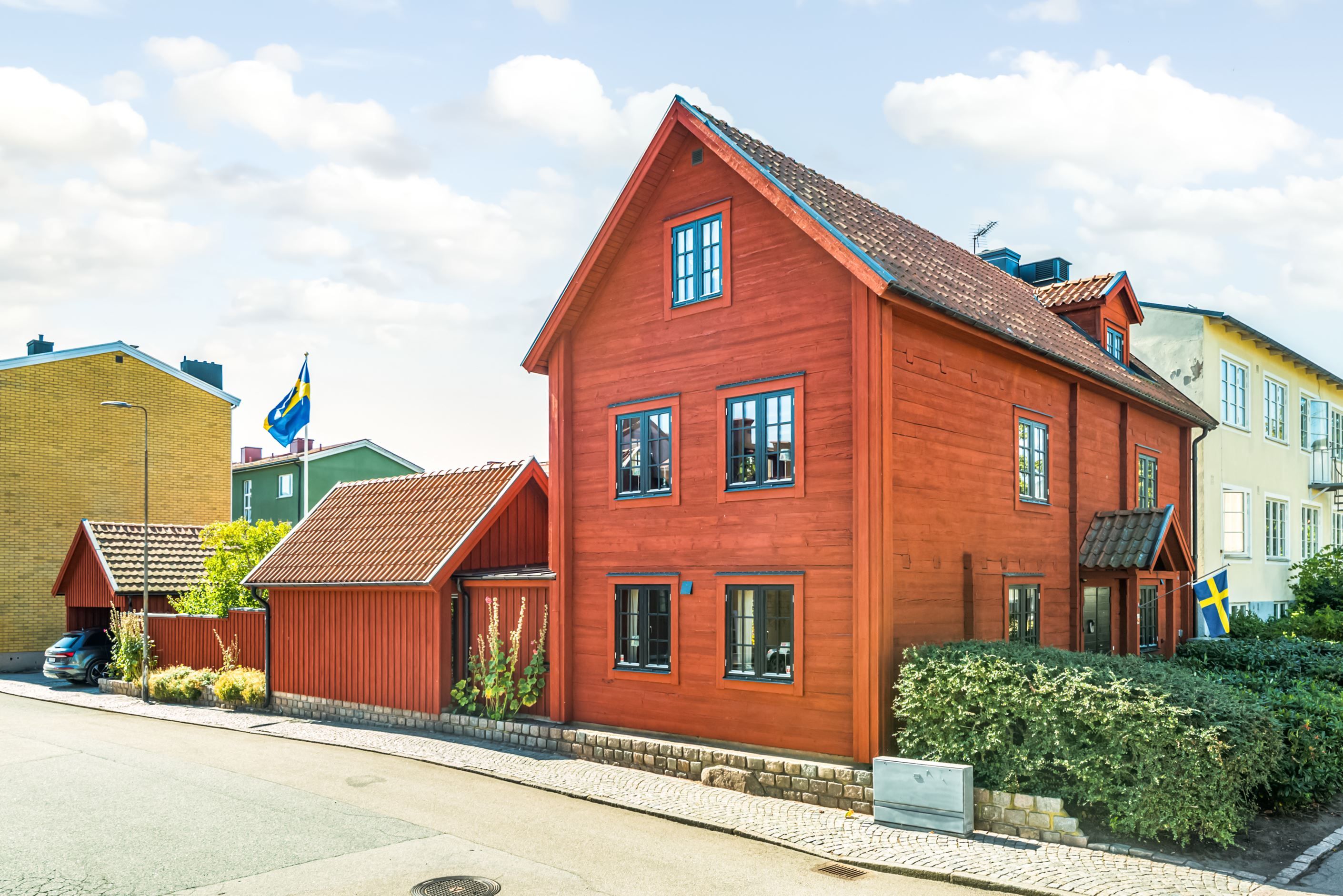 Fasad med garage och carport