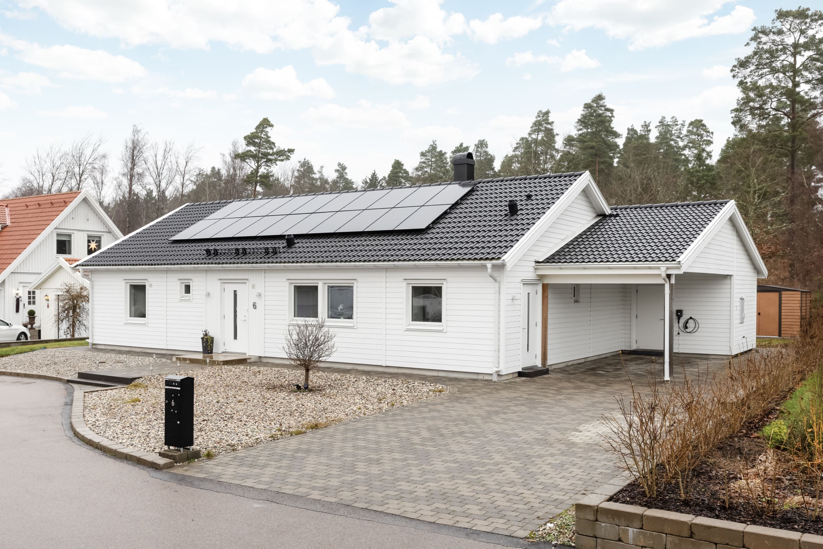 Fasad med carport