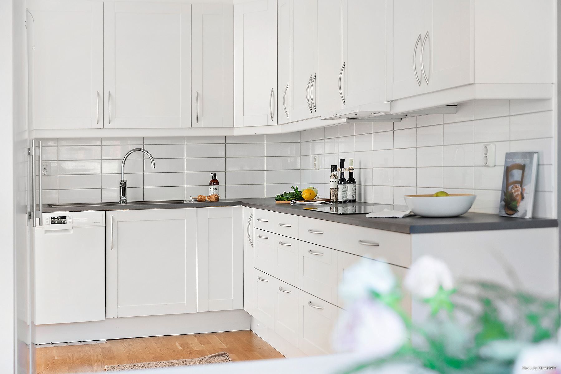 Modernt kök med arbetsytor