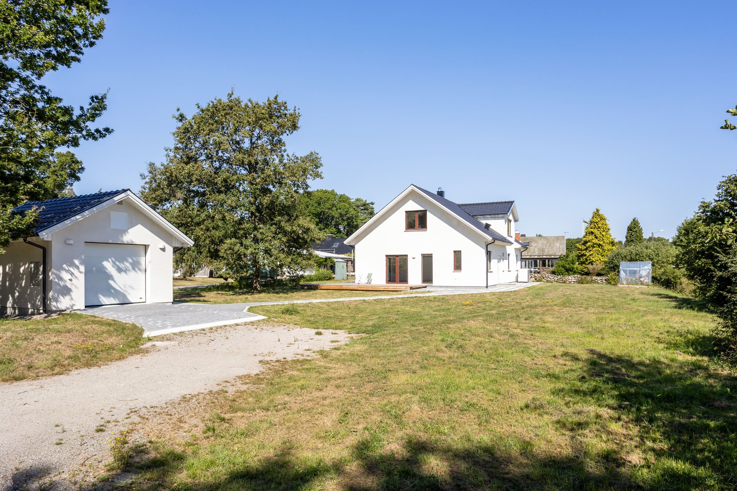 Framsida med garage