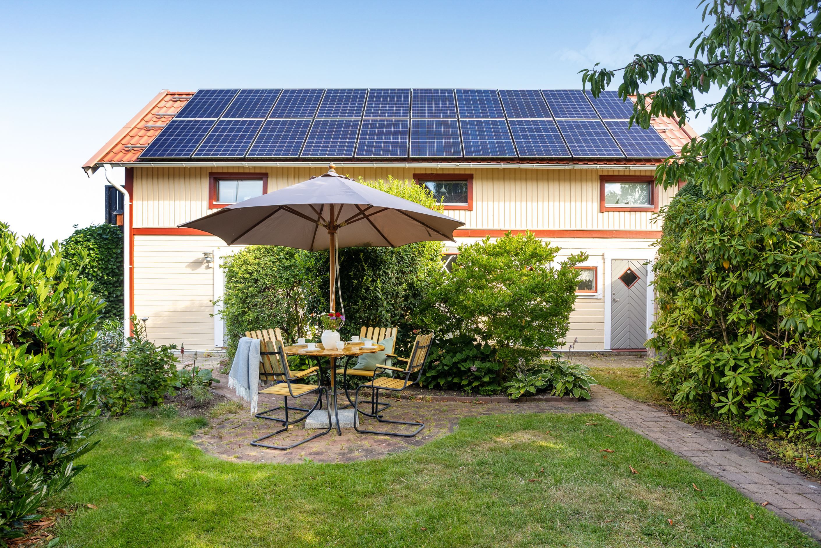 Separat byggnad med gästrum, wc/dusch, verkstadsdel