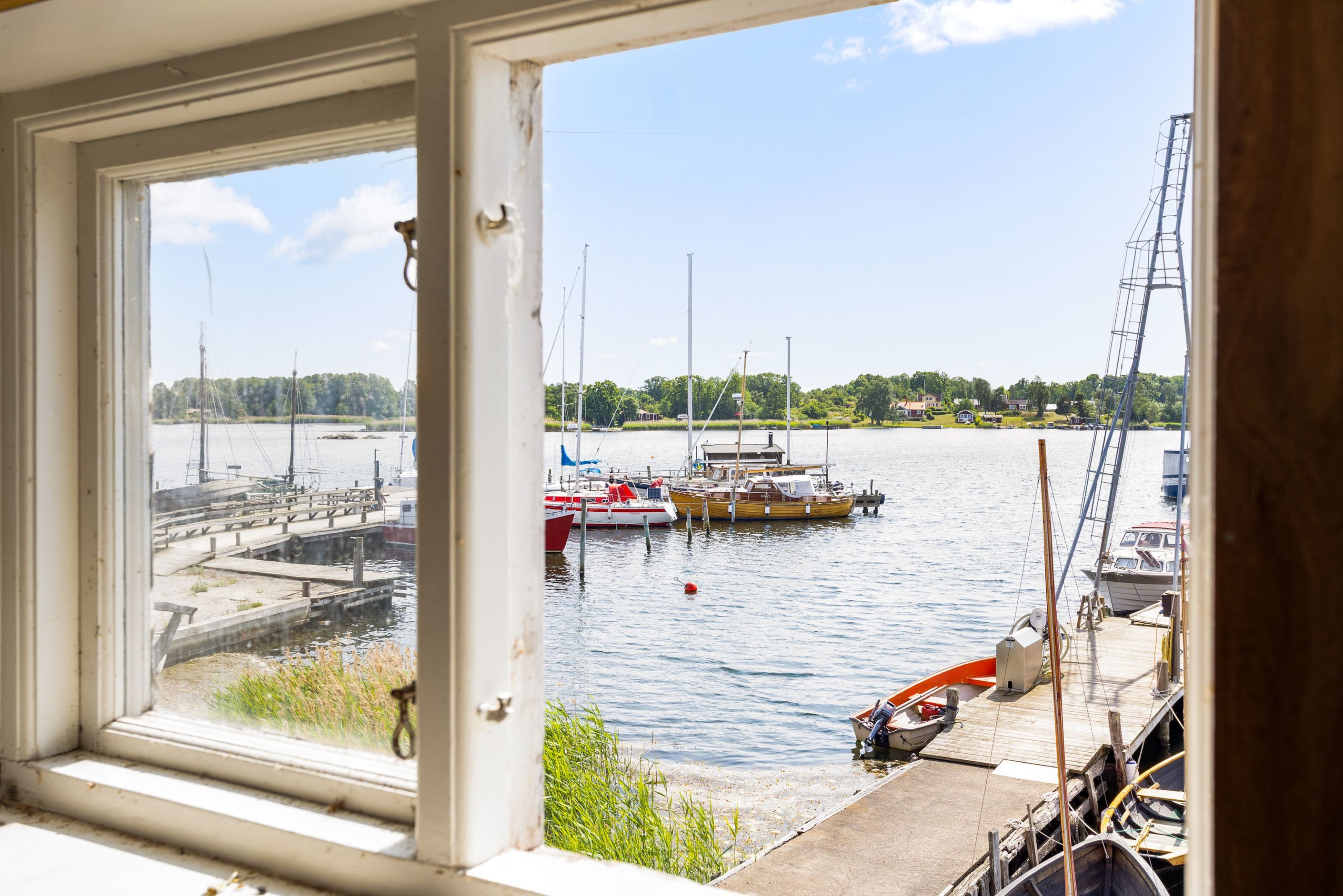 Kontor med havsutsikt från varvshallen