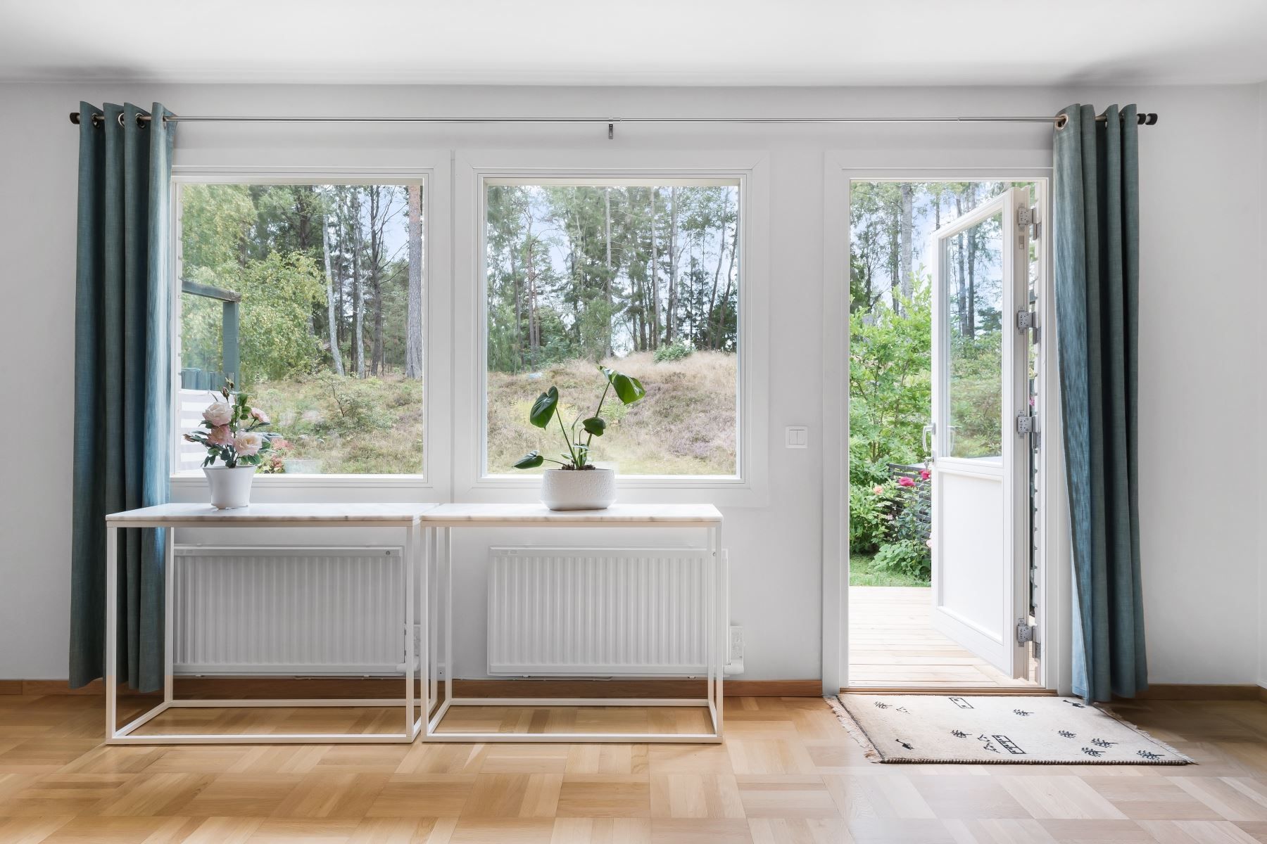 Generös altan binder trivsamt samman hus med trädgård