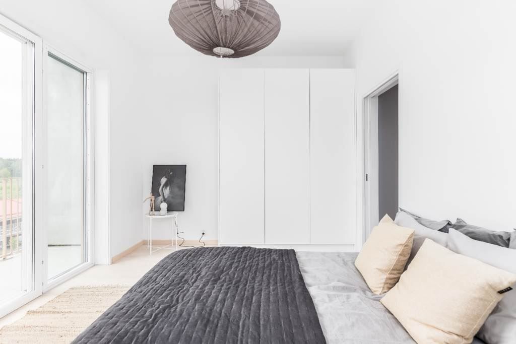 Mysigt sovrum med utgång till balkong