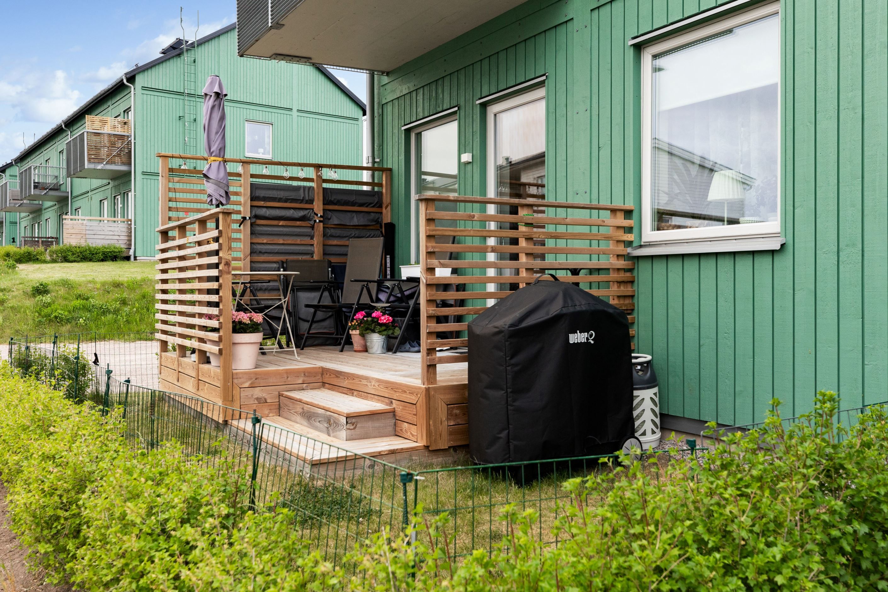 Denna bild är från en grannes uteplats. Går alltså att bygga om från balkong till uteplats.