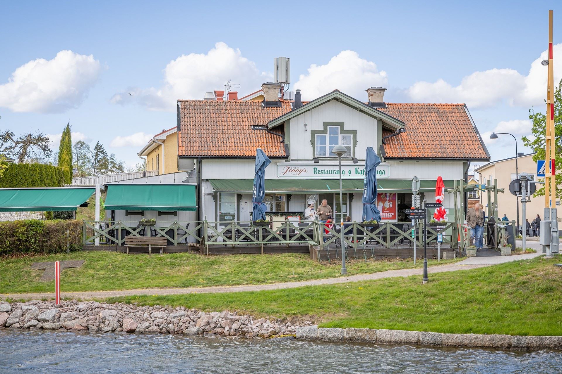 Fröken jennys, café och restaurang, 5 minuters promenad bort