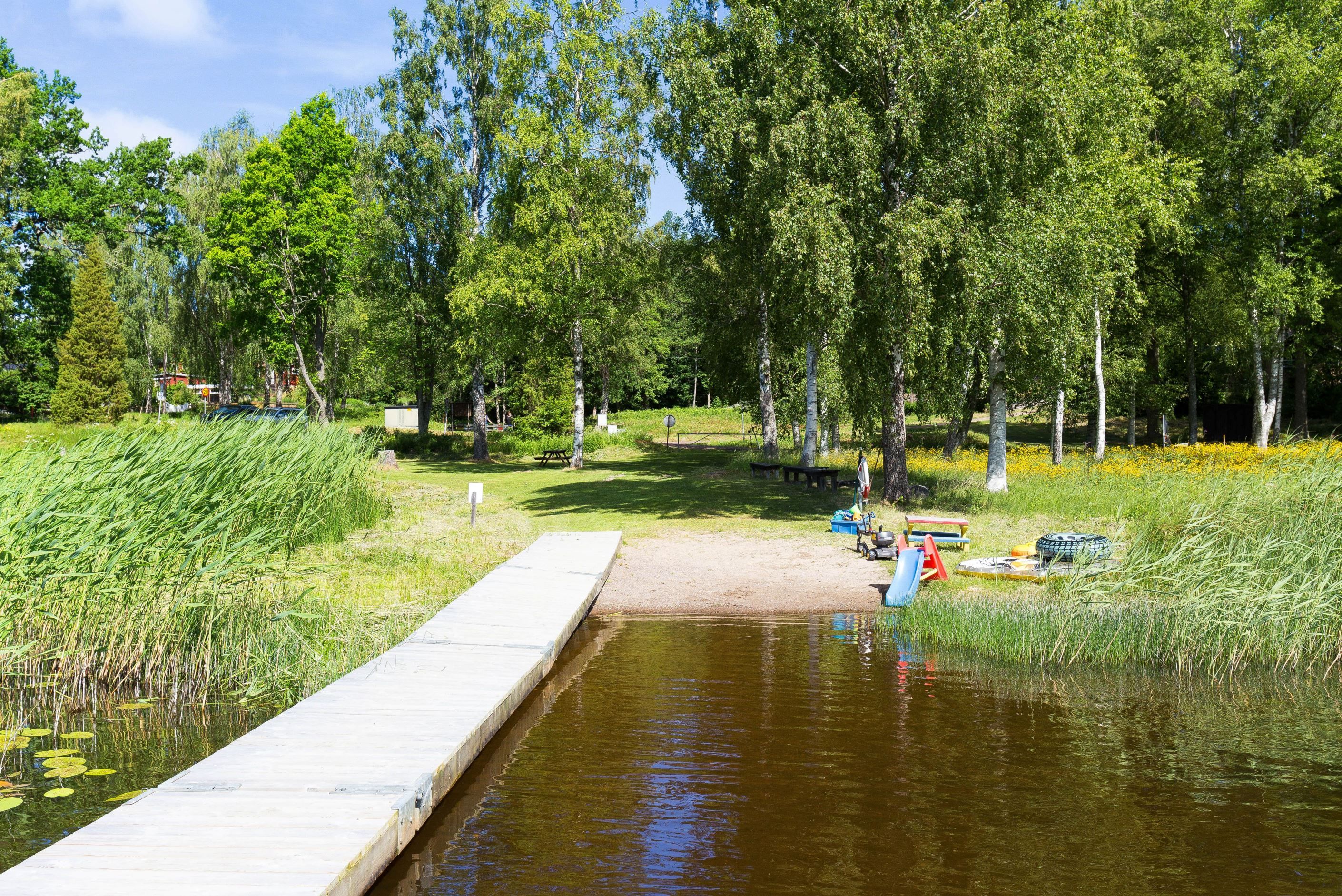 Gemensam badplats ca 100 m från huset