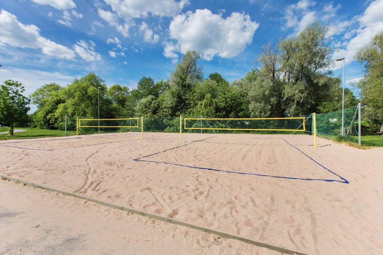Volleybollplaner vid badet