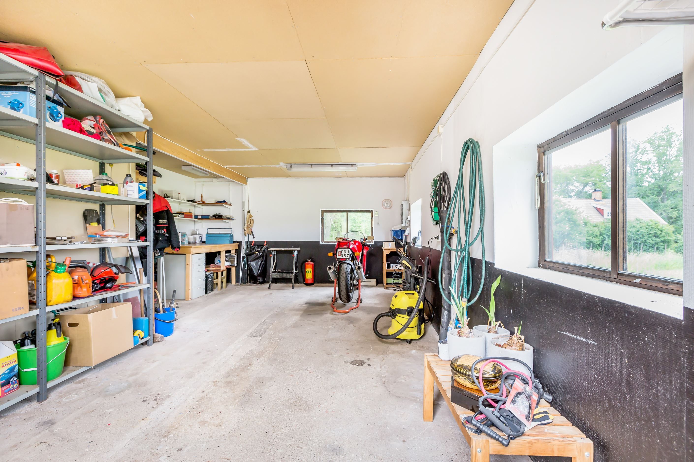 Garage/förrådsdel i ladan