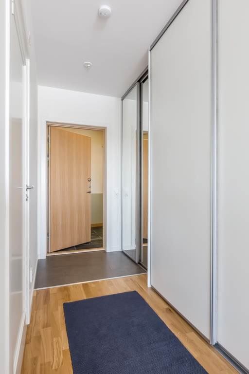 Hall med generös skjutdörrsgarderob