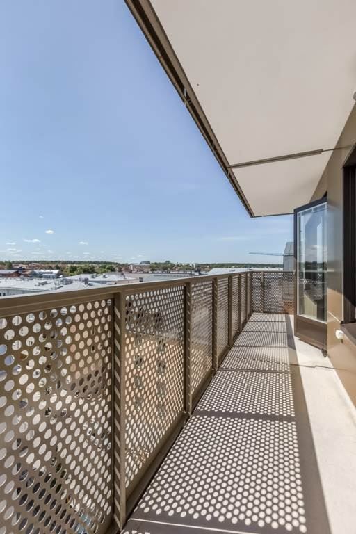 Solig balkong längs med hela lägenheten!