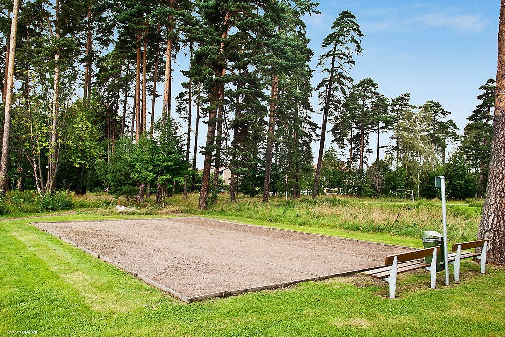 Boulebana utanför porten brf Fortet
