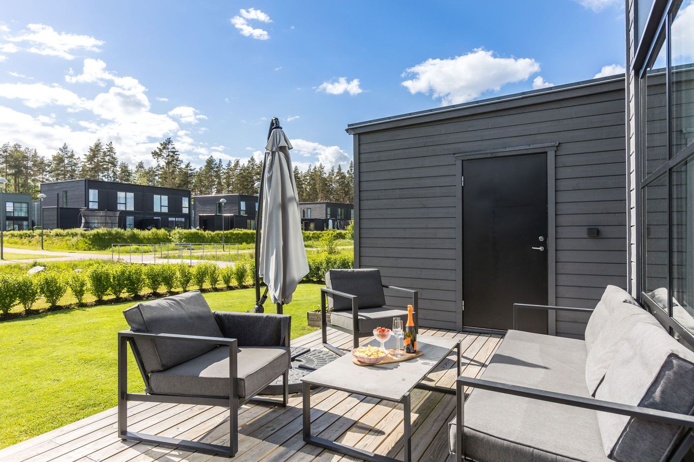 Underbar baksida med stor altan