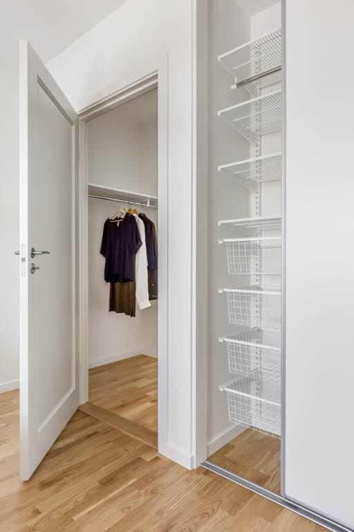 Walk-in-closet och skjutdörrsgarderob