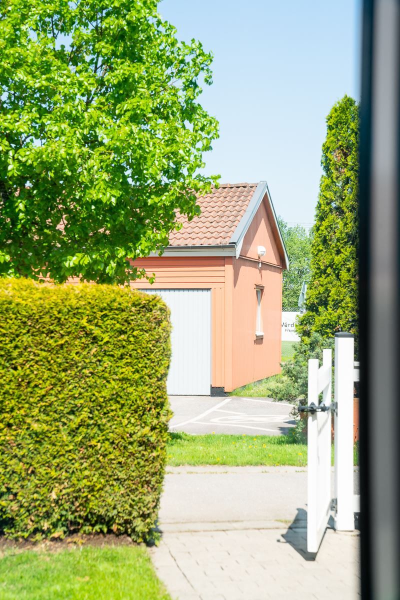 Rakt ut från grinden ligger garaget som tillhör