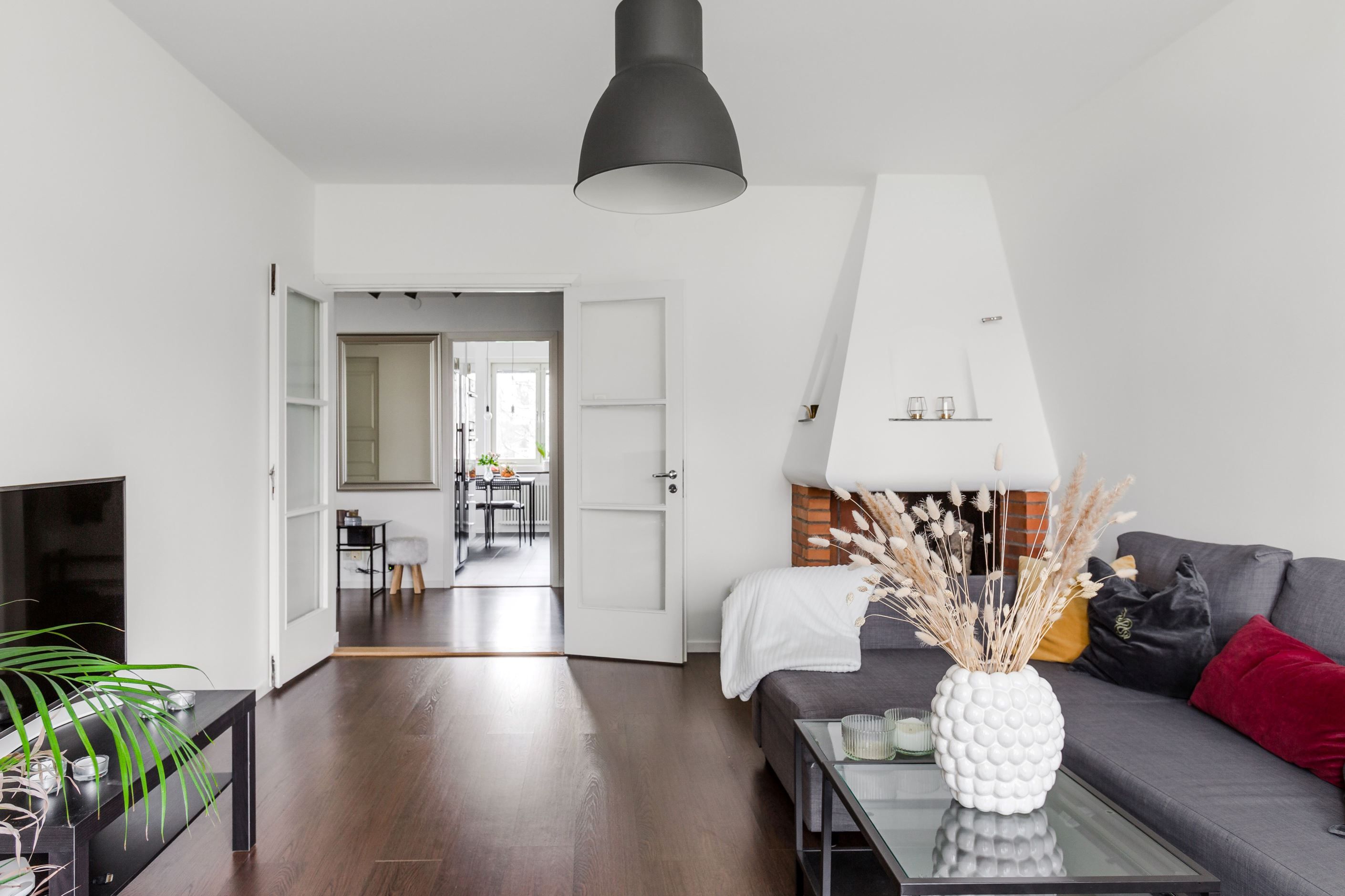 Rymligt vardagsrum med öppen spis