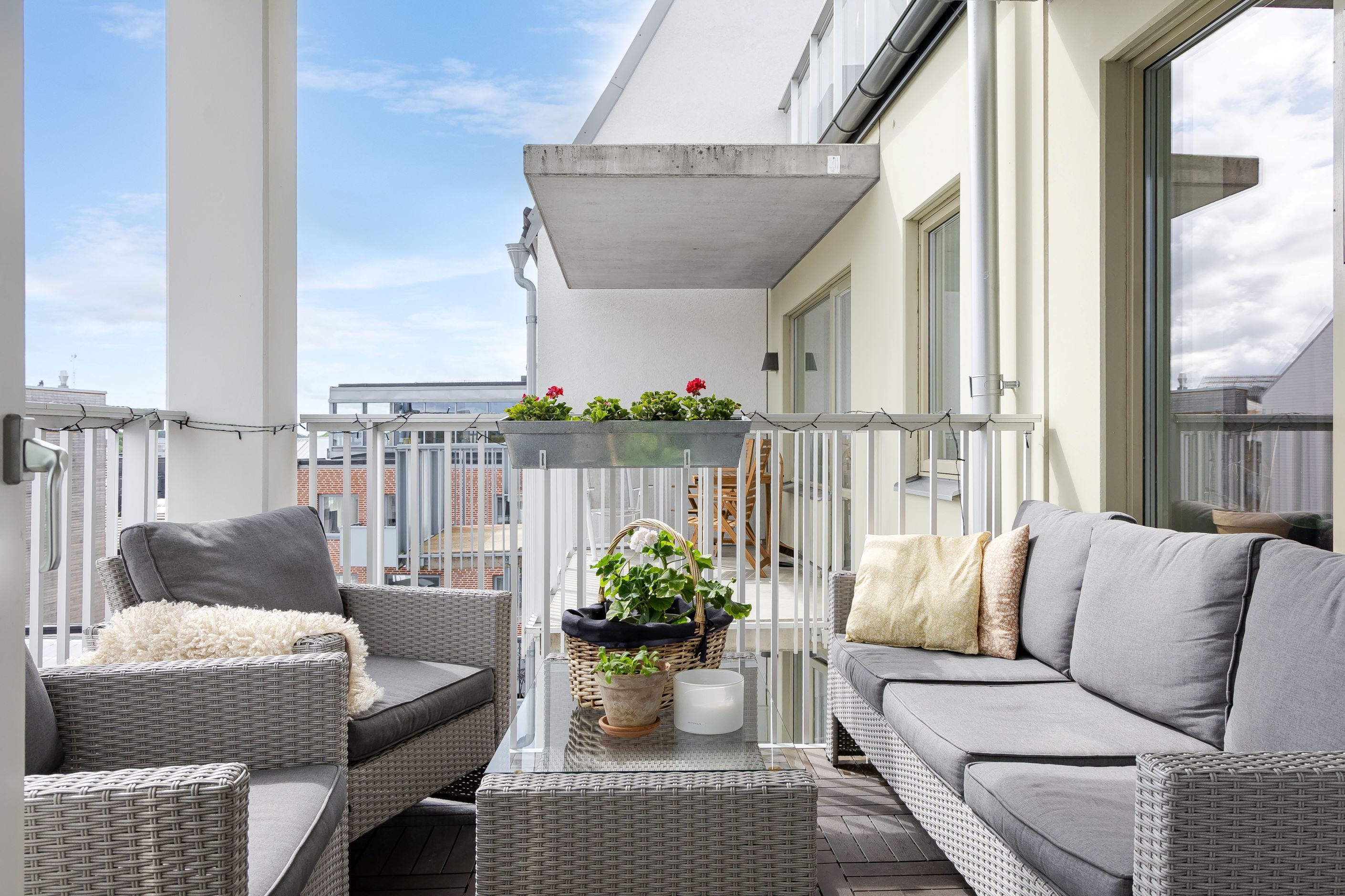 Lägenhetens stora balkong