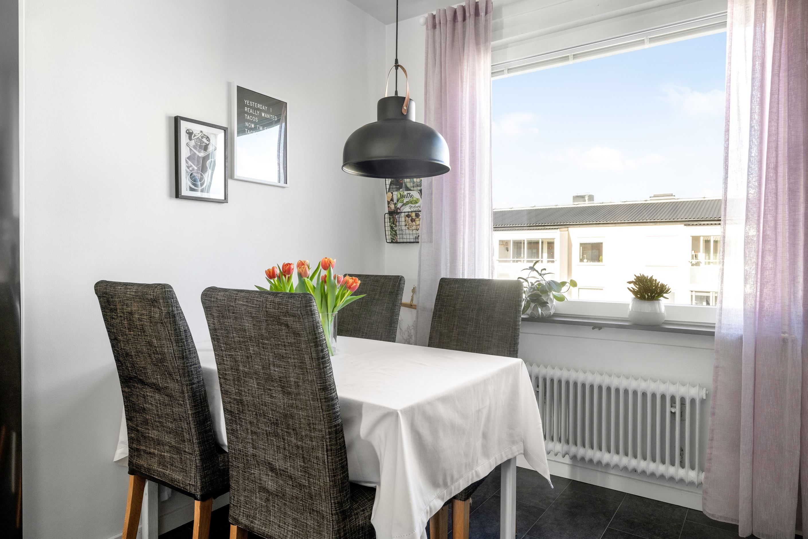 Plats för matbord vid fönster.