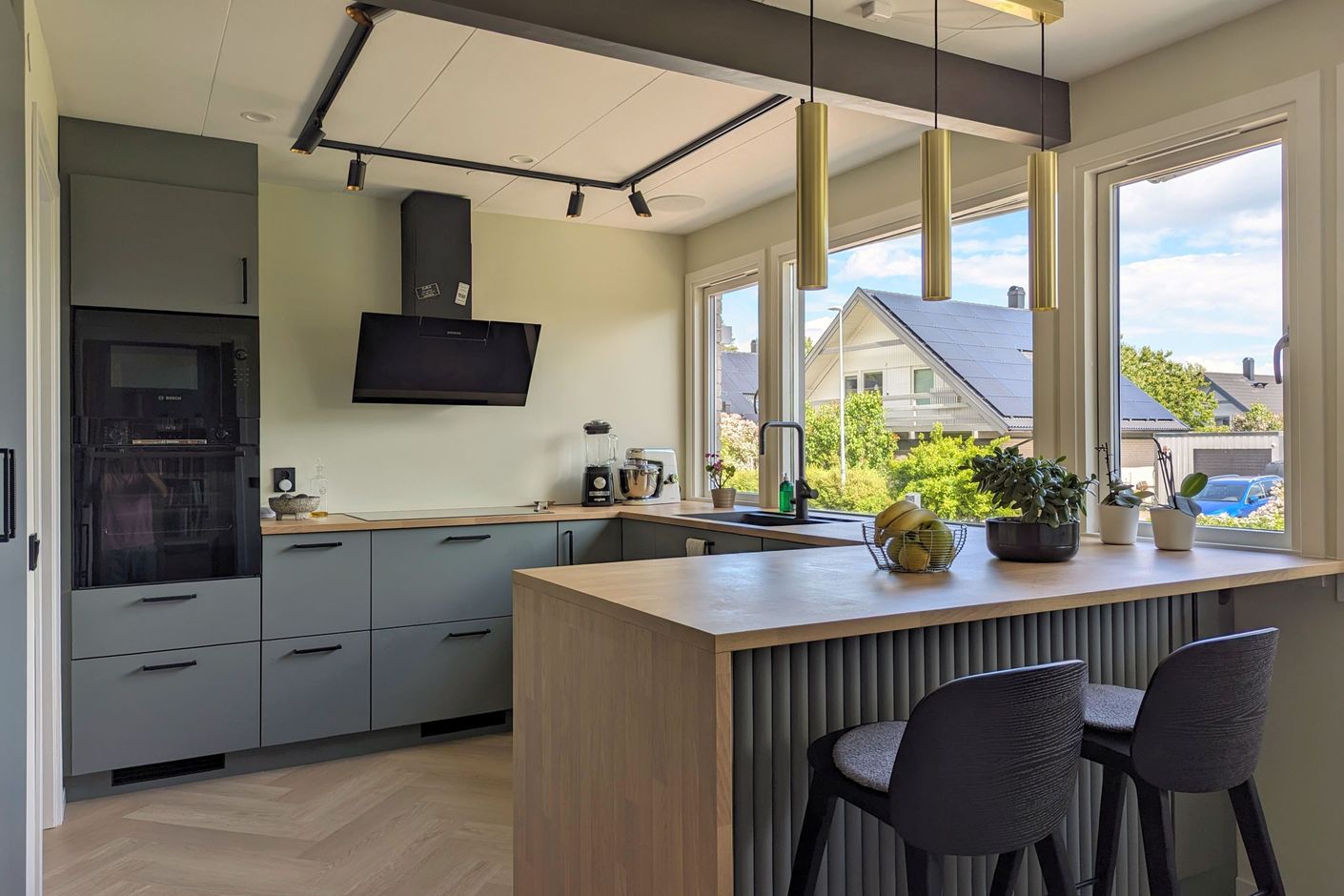 Renoverat och smakfullt inrett kök med matplats