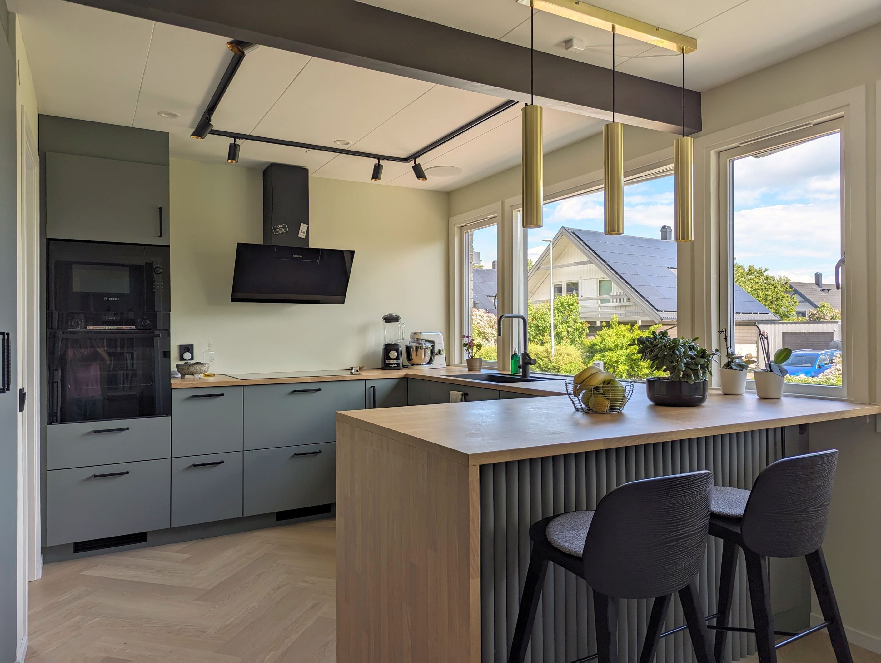 Renoverat och smakfullt inrett kök med matplats