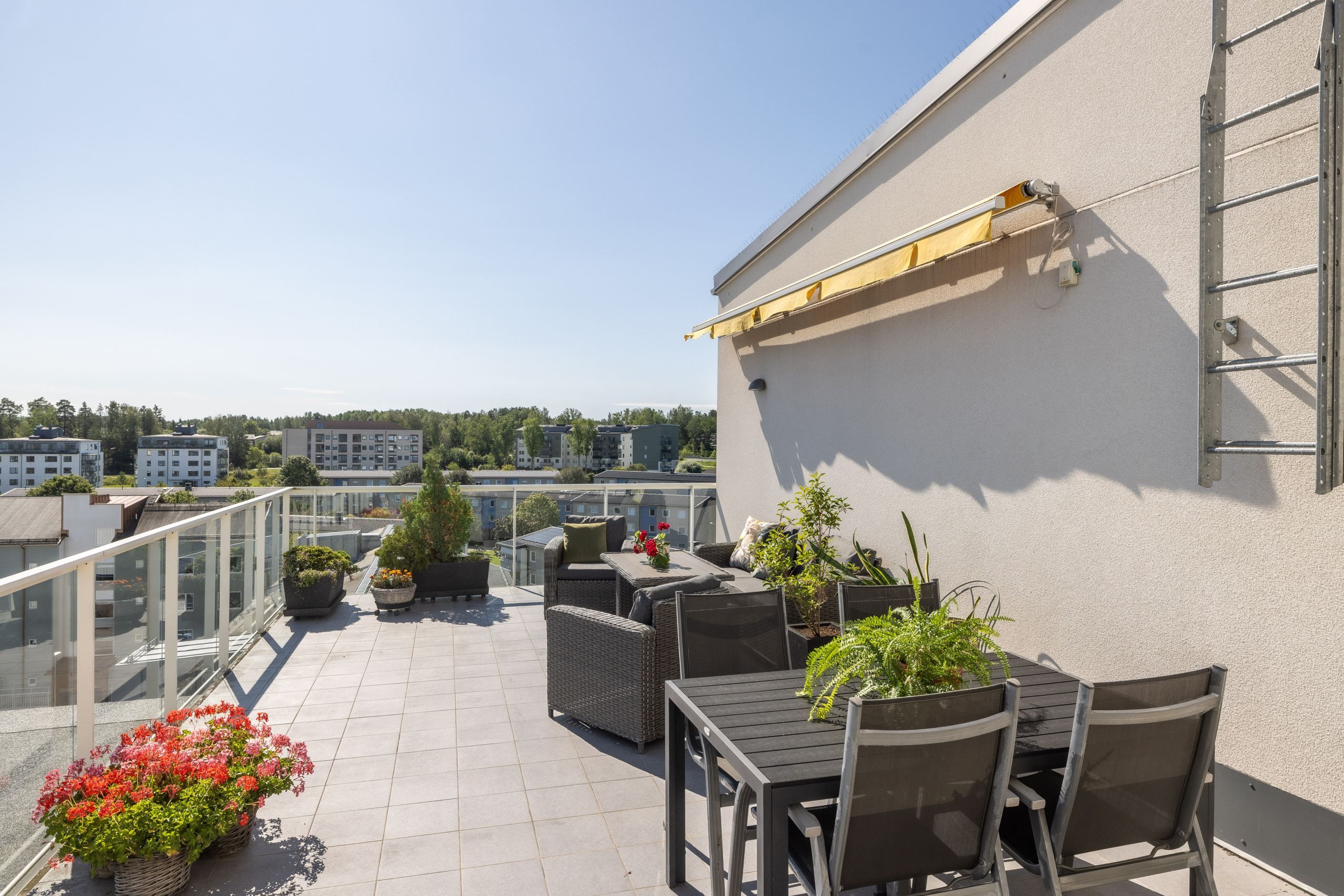 Gemensam terrass i föreningen, mitt emot lägenhetens ytterdörr