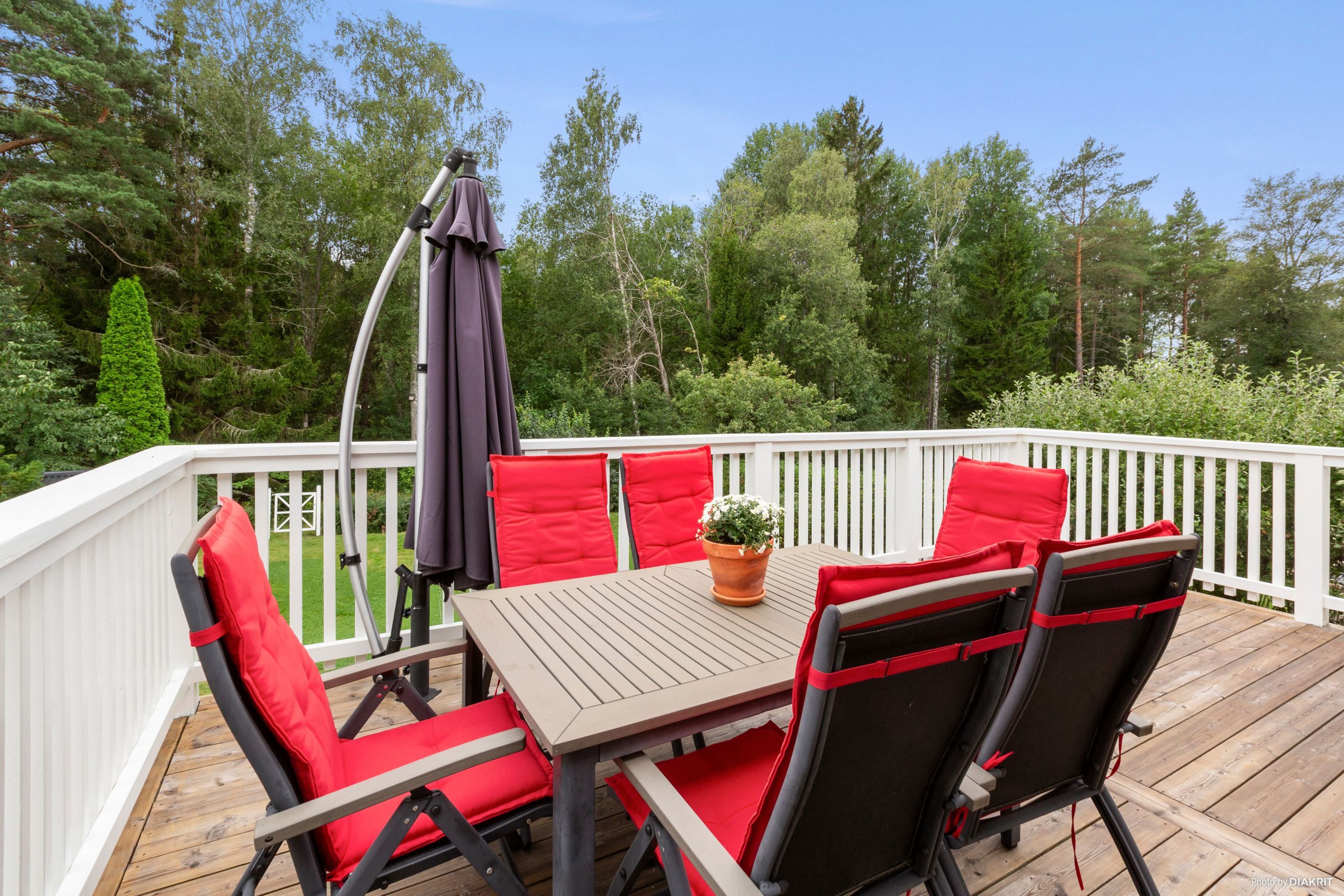 Stor balkong i söderläge med utsikt över tomten